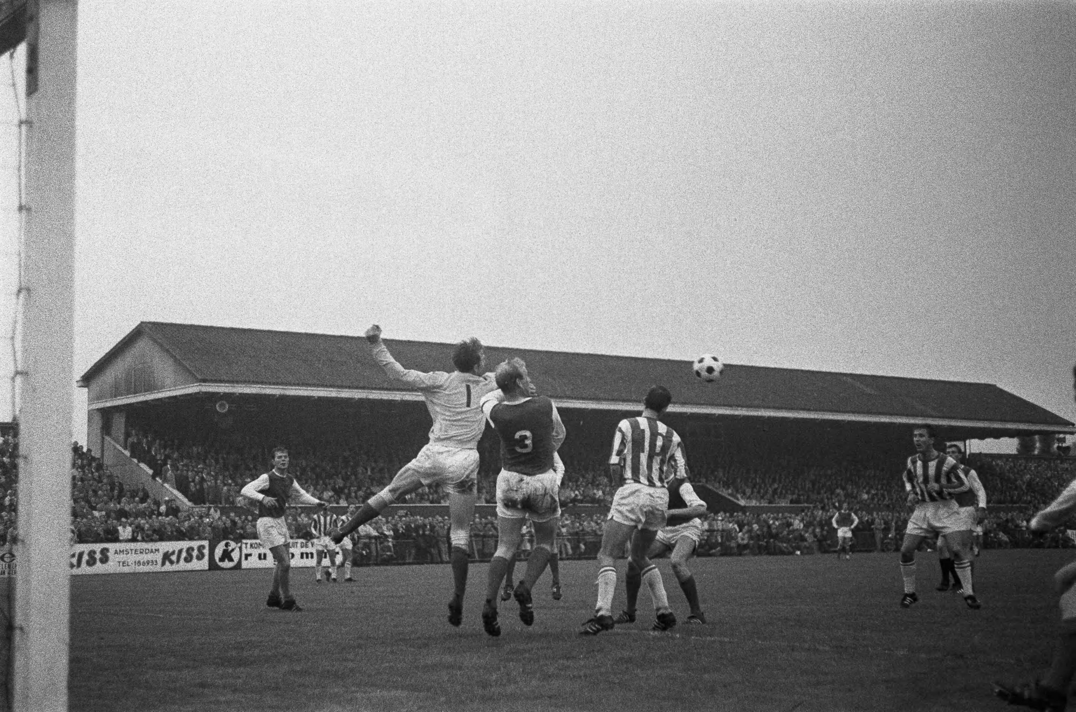 Fotocollectie Anefo — Kampioenschap Zondag-Amateurs, DCG wint met 2-1 van UVS. Spelmomenten — Foto: Koch, Eric / Anefo. Licentie: Set B: Rechtenvrij / Publiek Domein. Bron: Nationaal Archief. http://hdl.handle.net/10648/ab469bf6-d0b4-102d-bcf8-003048976d84