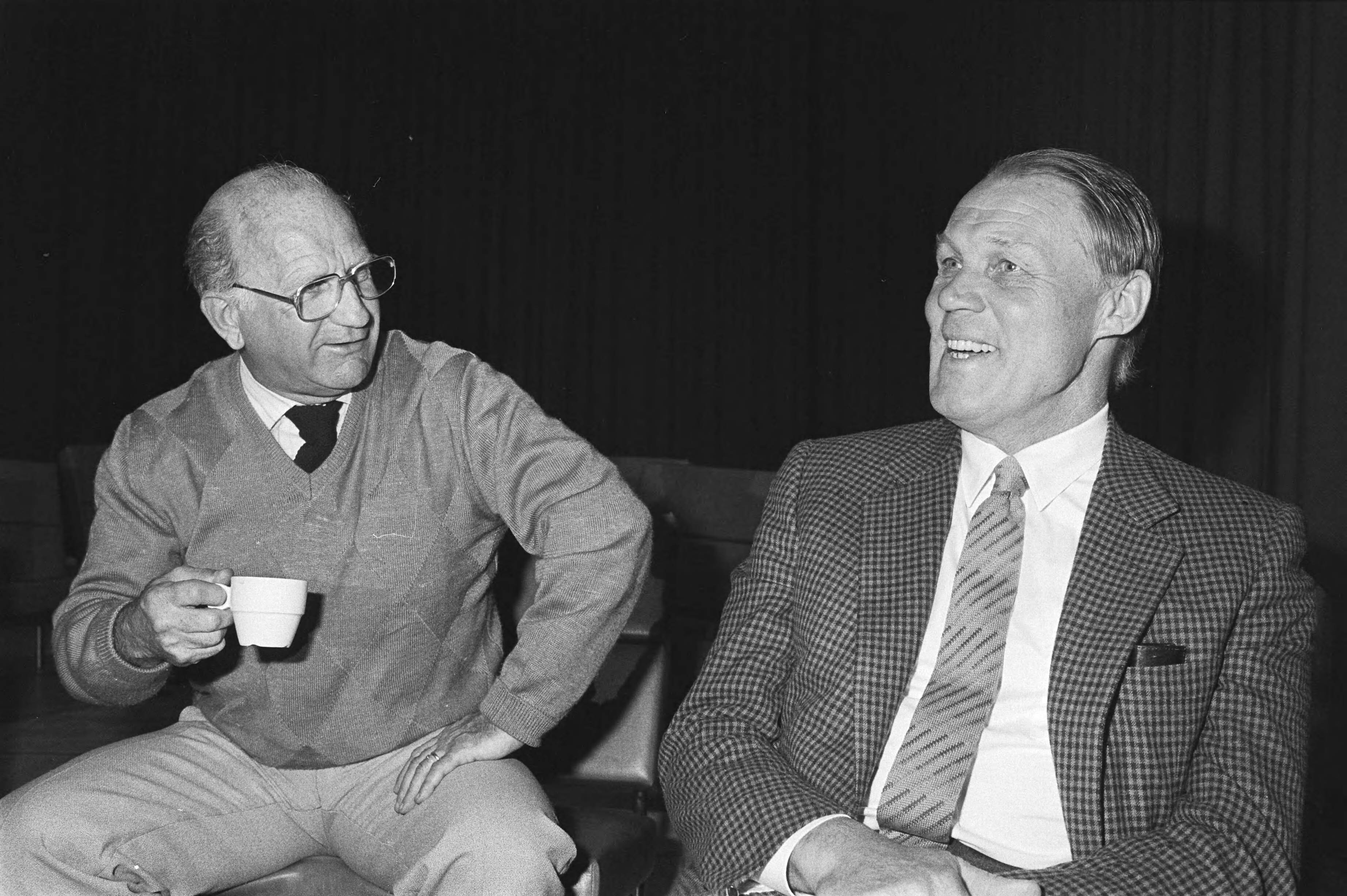 Fotocollectie Anefo — Zeist, Rinus Michels tekent contract voor technisch coordinator bij de KNVB; Rinus Michels (r) in gesprek met bondscoach Rijvers — Foto: Antonisse, Marcel / Anefo. Licentie: Set B: Rechtenvrij / Publiek Domein. Bron: Nationaal Archief. http://hdl.handle.net/10648/ad38b3ea-d0b4-102d-bcf8-003048976d84