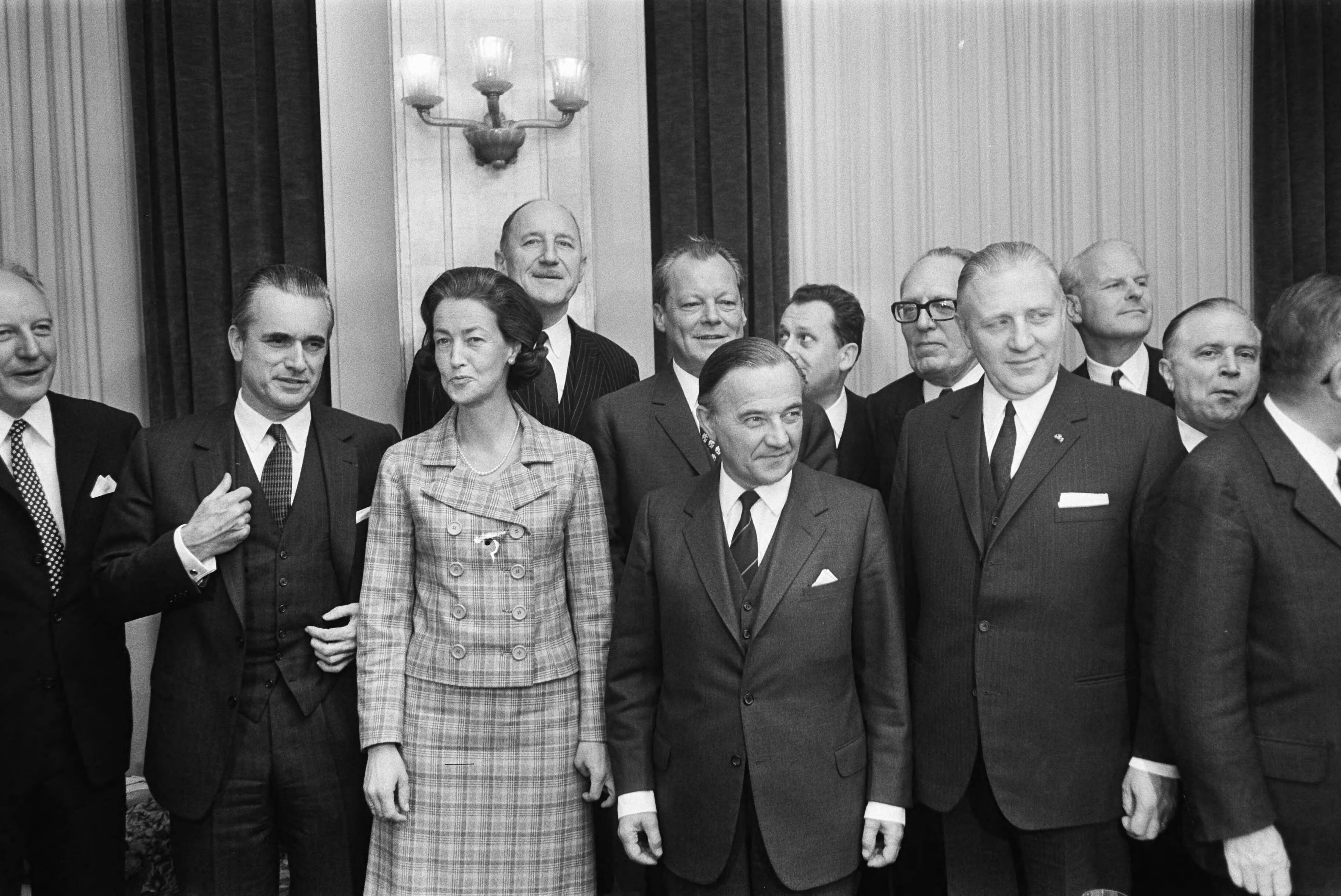 Fotocollectie Anefo — EEG-conferentie Den Haag . De ministers lunchen in Hote De Witte Brug Den Haag . Minister president de Jong lin en Willy Brandt in gesprek voor de lunch / — Foto: Koch, Eric / Anefo. Licentie: Set B: Rechtenvrij / Publiek Domein. Bron: Nationaal Archief. http://hdl.handle.net/10648/ab845130-d0b4-102d-bcf8-003048976d84