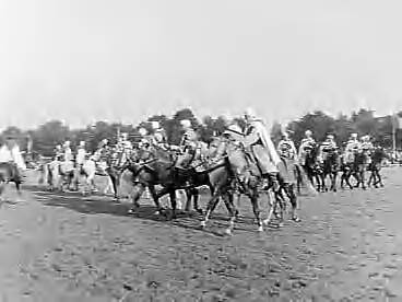 Fotocollectie Anefo — Concours hippique in Groningen, demonstraties van het Franse 7e eskadron "Spahis Algériens" — Foto: Bilsen, Joop van / Anefo. Licentie: Set B: Rechtenvrij / Publiek Domein. Bron: Nationaal Archief. http://hdl.handle.net/10648/a9835124-d0b4-102d-bcf8-003048976d84