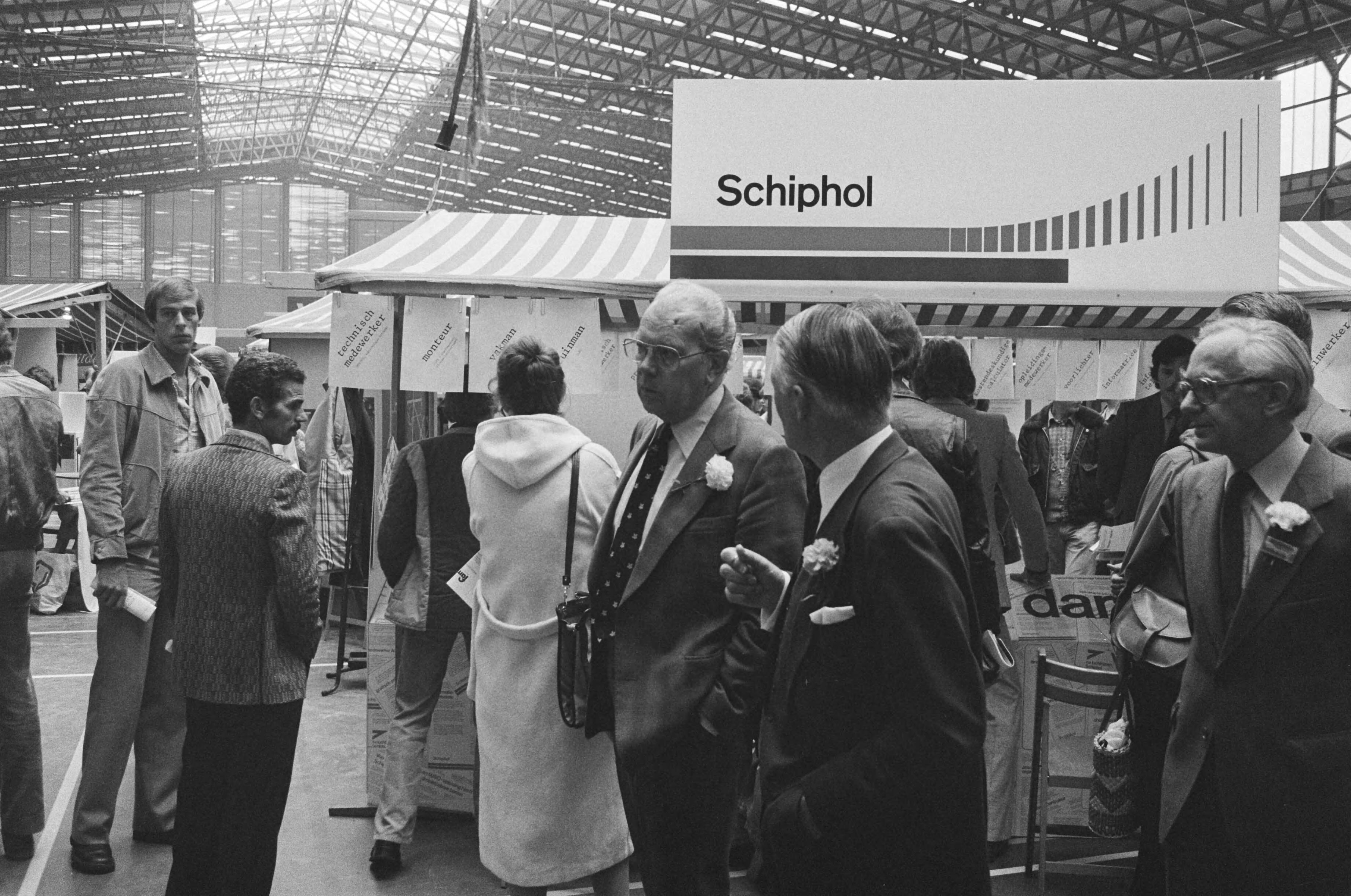 Opening van de banenmarkt in Haarlem door Minister Albeda van Sociale Zaken — Minister Albeda wordt rondgeleid — Foto: Bogaerts, Rob / Anefo. Licentie: Set B: Rechtenvrij / Publiek Domein. Bron: Nationaal Archief. http://hdl.handle.net/10648/accfa620-d0b4-102d-bcf8-003048976d84