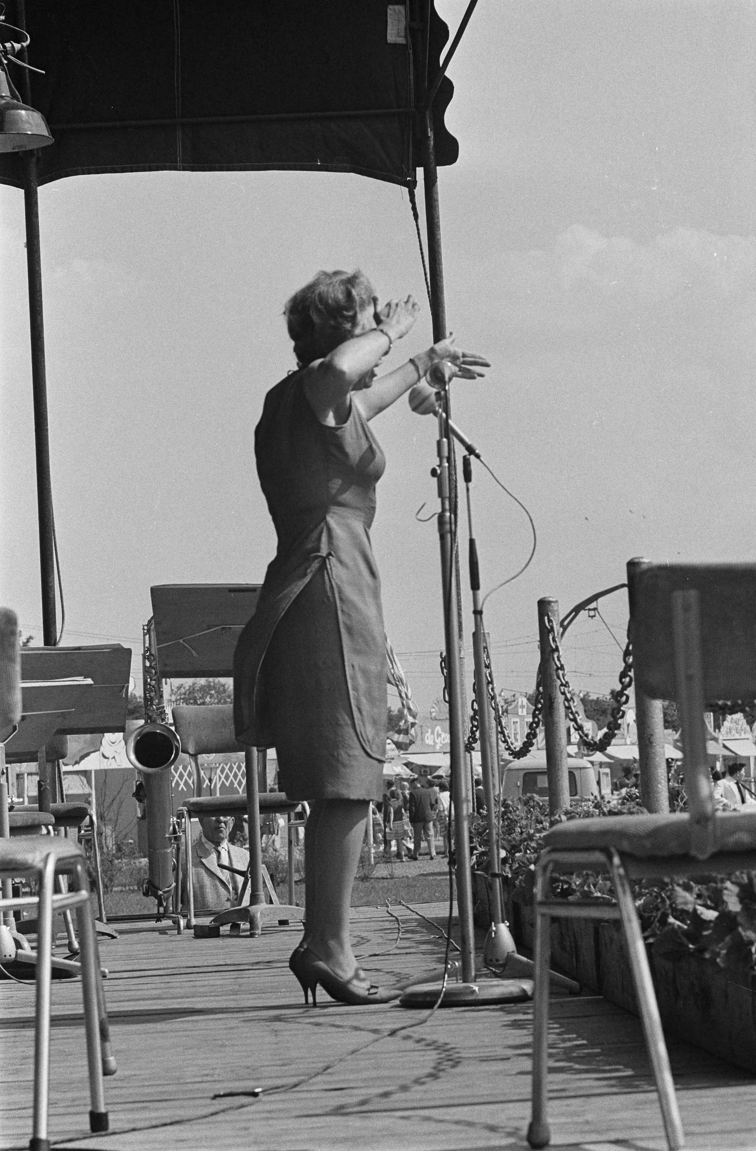 Fotocollectie Anefo — De omroepvereniging AVRO bestaat 40 jaar. Viering op feestterrein "Avro 40" in Hilversum. Als eerste buitenlandse gaste trad op de Franse zangeres Patachou — Foto: Gelderen, Hugo van / Anefo. Licentie: Set B: Rechtenvrij / Publiek Domein. Bron: Nationaal Archief. http://hdl.handle.net/10648/aa38f9a2-d0b4-102d-bcf8-003048976d84