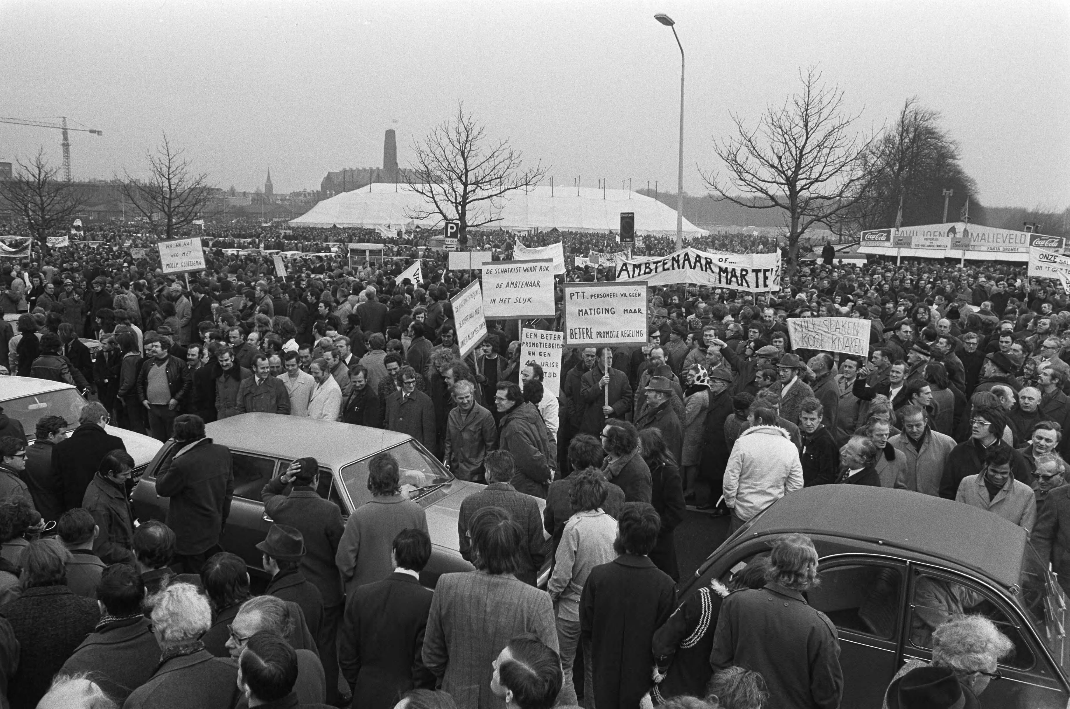 Fotocollectie Anefo — Ambtenaren (meer dan 40.000) demonstreren in Den Haag , demonstranten onderweg naar Binnenhof — Foto: Peters, Hans / Anefo. Licentie: Set B: Rechtenvrij / Publiek Domein. Bron: Nationaal Archief. http://hdl.handle.net/10648/ac245b58-d0b4-102d-bcf8-003048976d84
