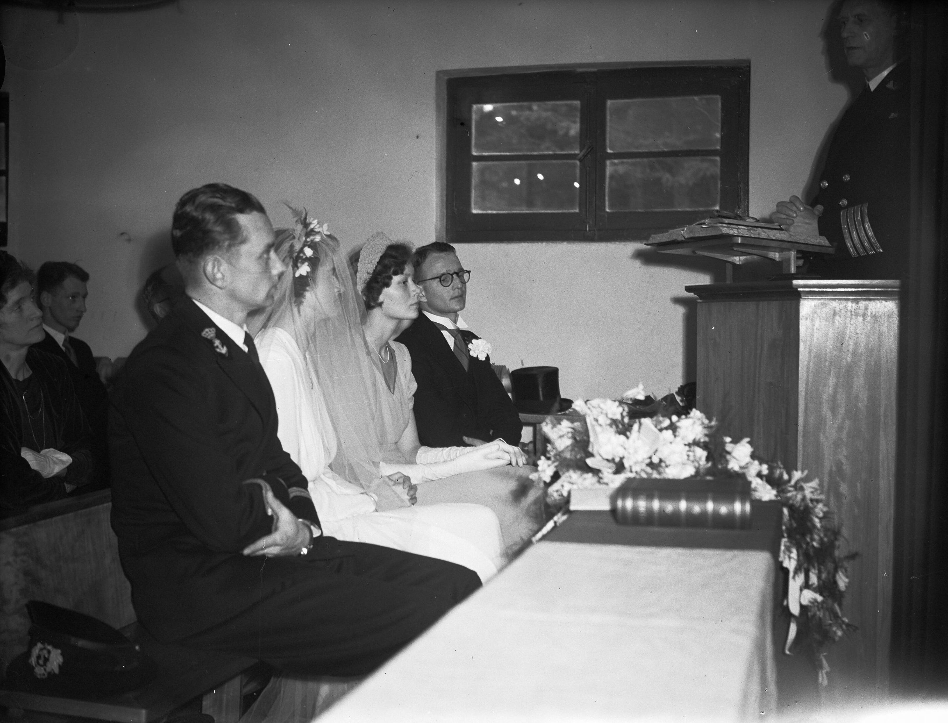 Fotocollectie Anefo — Huwelijk van Luitenant ter zee 2e klasse P.E. Tegelberg en mej. mr. M.J. Doornbos ingezegend door hoofdvlootpredikant ds. J.H. Sillevis Smitt op het Marine opleidingskamp te Hilversum — Foto: Noske, J.D. / Anefo. Licentie: Set B: Rechtenvrij / Publiek Domein. Bron: Nationaal Archief. http://hdl.handle.net/10648/a8b3848a-d0b4-102d-bcf8-003048976d84