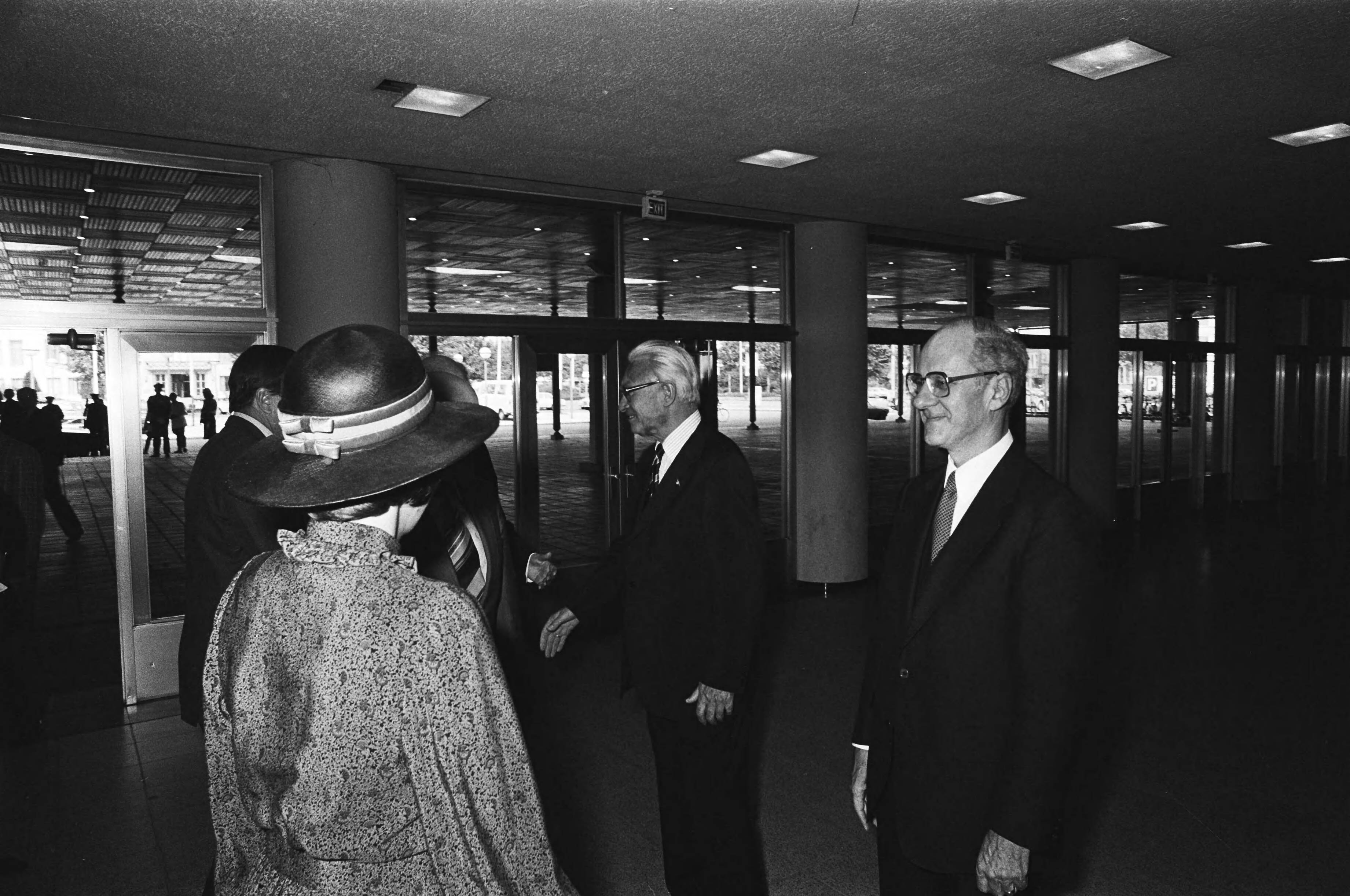 Fotocollectie Anefo — Prinses Beatrix en Prins Claus aanwezig bij 125-jarig bestaan van de Kamer van Koophandel en Fabrieken van Den Haag — Foto: Suyk, Koen / Anefo. Licentie: Set B: Rechtenvrij / Publiek Domein. Bron: Nationaal Archief. http://hdl.handle.net/10648/acbc31ee-d0b4-102d-bcf8-003048976d84