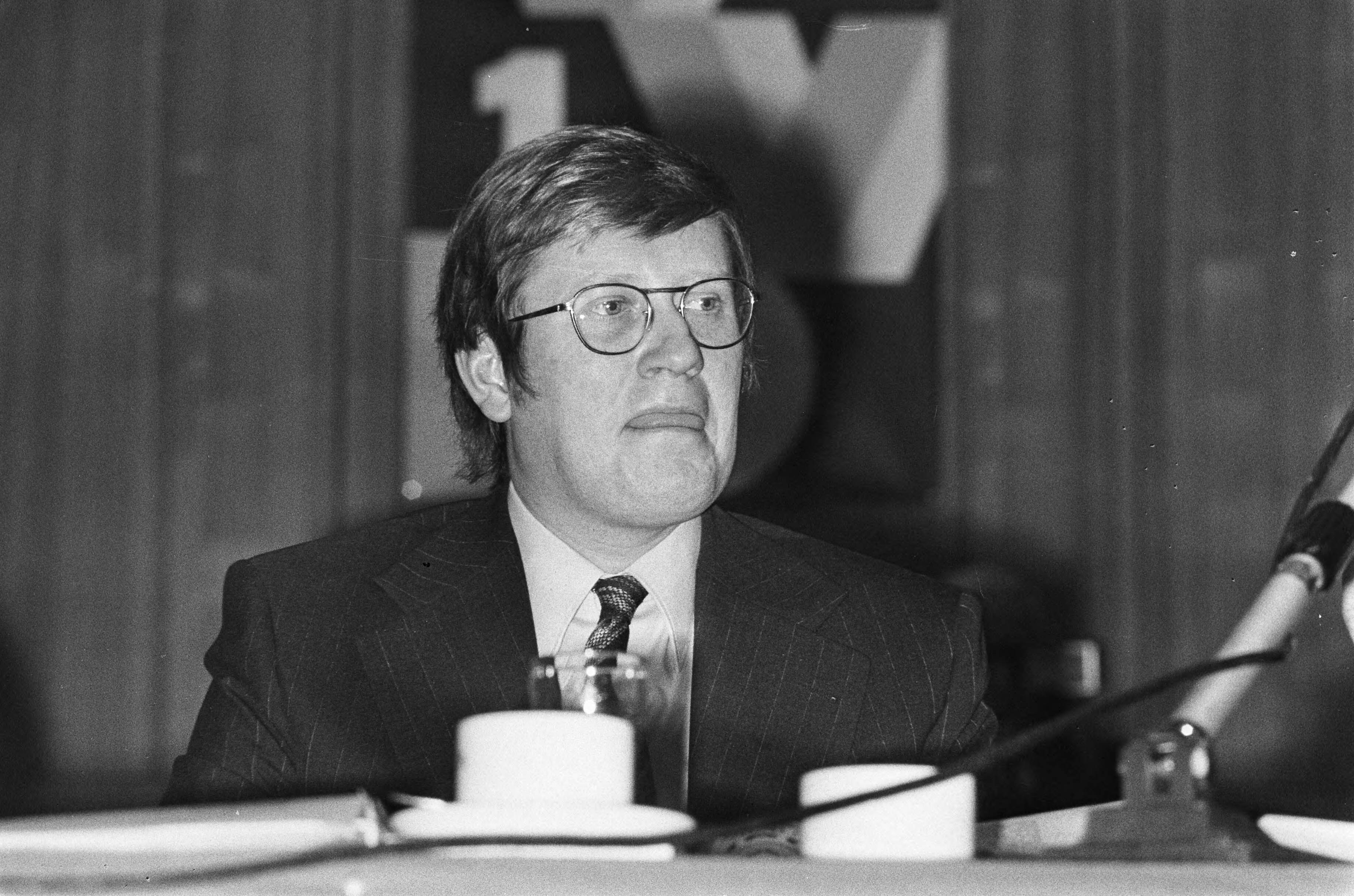 Algemene ledenvergadering van de VVD in Breda — Kamerlid Hans Wiegel — Foto: Fotograaf Onbekend / Anefo. Licentie: Set B: Rechtenvrij / Publiek Domein. Bron: Nationaal Archief. http://hdl.handle.net/10648/ac3d4b90-d0b4-102d-bcf8-003048976d84