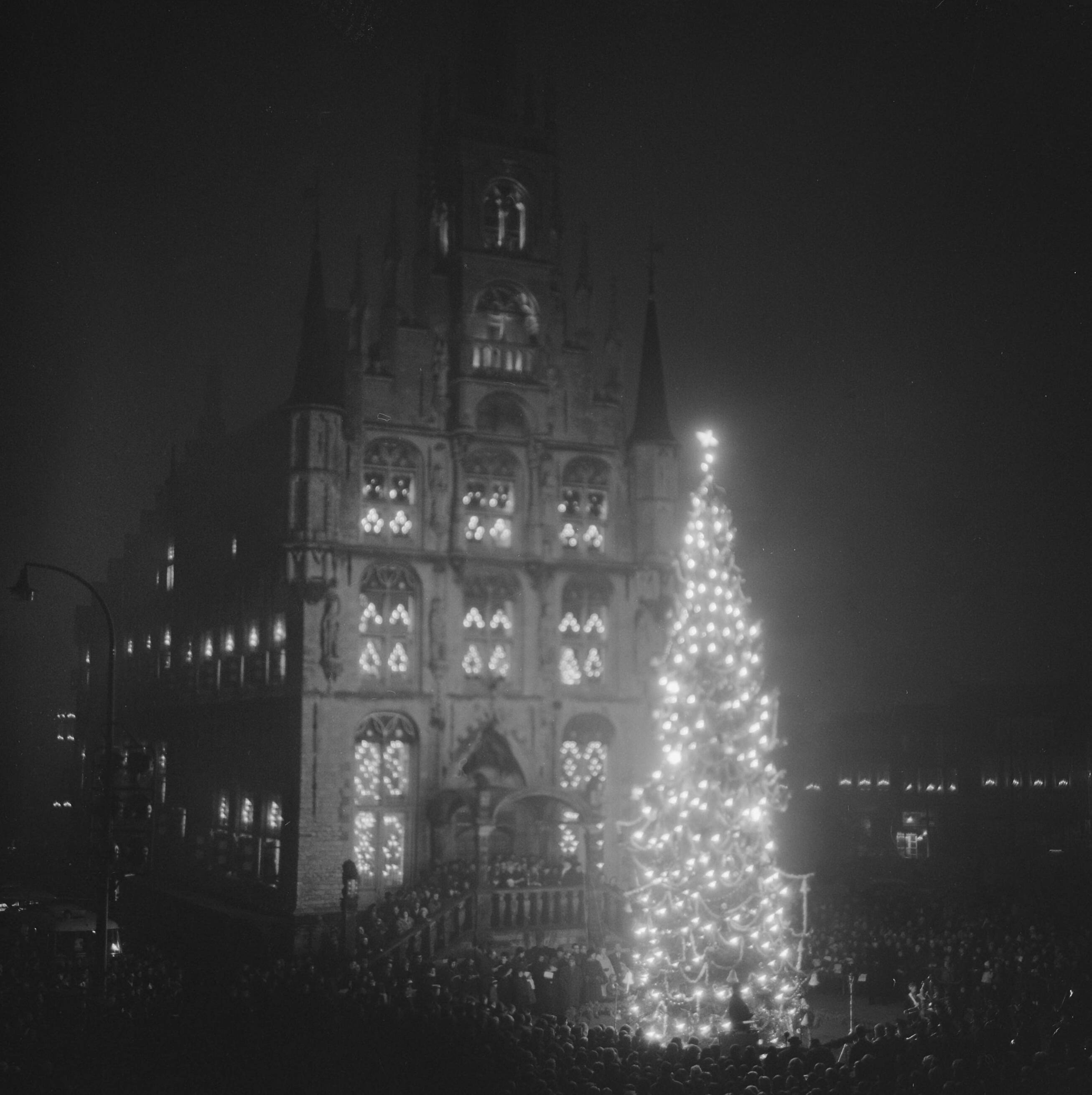 Fotocollectie Anefo — Noorse kerstboom voor Gouda door Noorse ambassadeur aangeboden geplaatst op het Marktplein voor het stadhuis — Foto: Walta, Winfried / Anefo. Licentie: Set B: Rechtenvrij / Publiek Domein. Bron: Nationaal Archief. http://hdl.handle.net/10648/aa531bde-d0b4-102d-bcf8-003048976d84