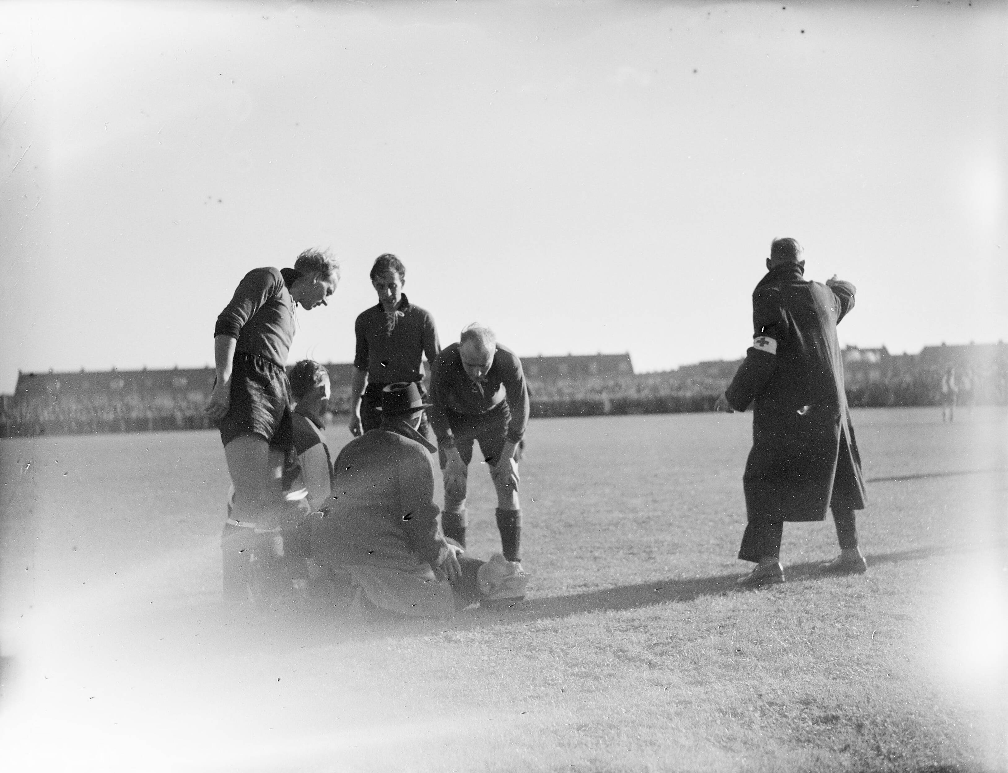 Fotocollectie Anefo — Voetbal. EDO tegen Feijenoord (0-0). Spelmoment. De doelman van EDO, Joop Wille, ligt geblesseerd op de grond nadat zijn arm uit de kom was geschoten. Dit gebeurde een kwartier voor rust — Foto: Meijer, T.A. / Anefo. Licentie: Set B: Rechtenvrij / Publiek Domein. Bron: Nationaal Archief. http://hdl.handle.net/10648/a8aec35a-d0b4-102d-bcf8-003048976d84
