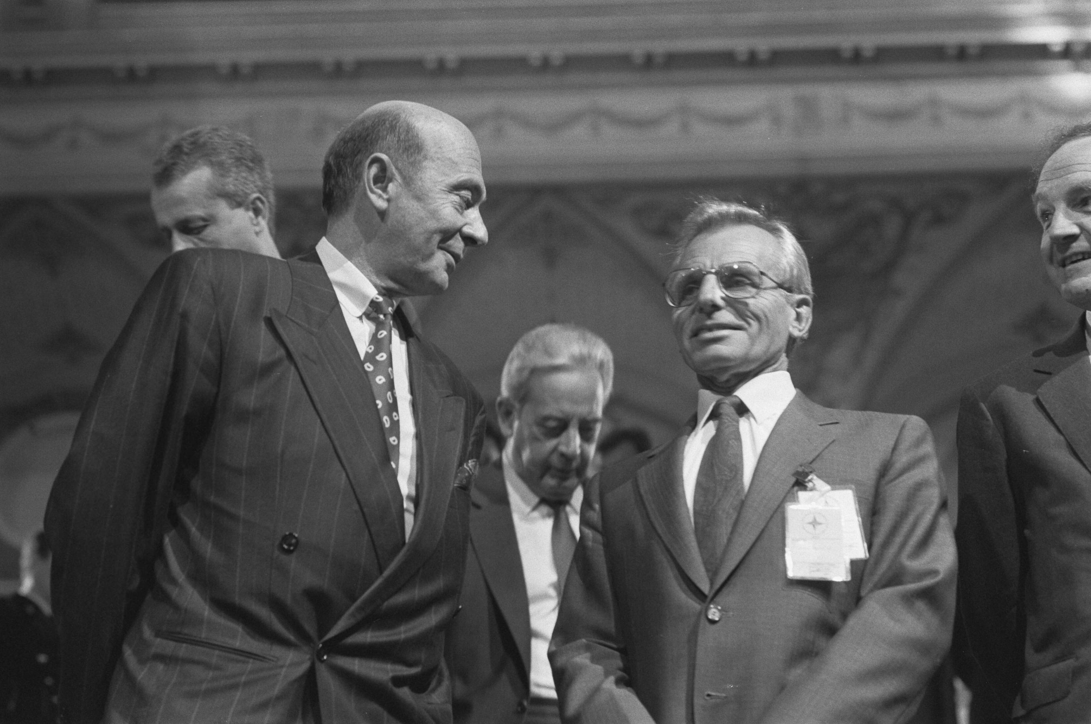 Fotocollectie Anefo — Nuclear Planning Group van de NAVO bijeen in Scheveningen secr.-gen. Worner (l) in gesprek met minister Carlucci (VS) — Foto: Croes, Rob C. / Anefo. Licentie: Set B: Rechtenvrij / Publiek Domein. Bron: Nationaal Archief. http://hdl.handle.net/10648/ad6e4e06-d0b4-102d-bcf8-003048976d84
