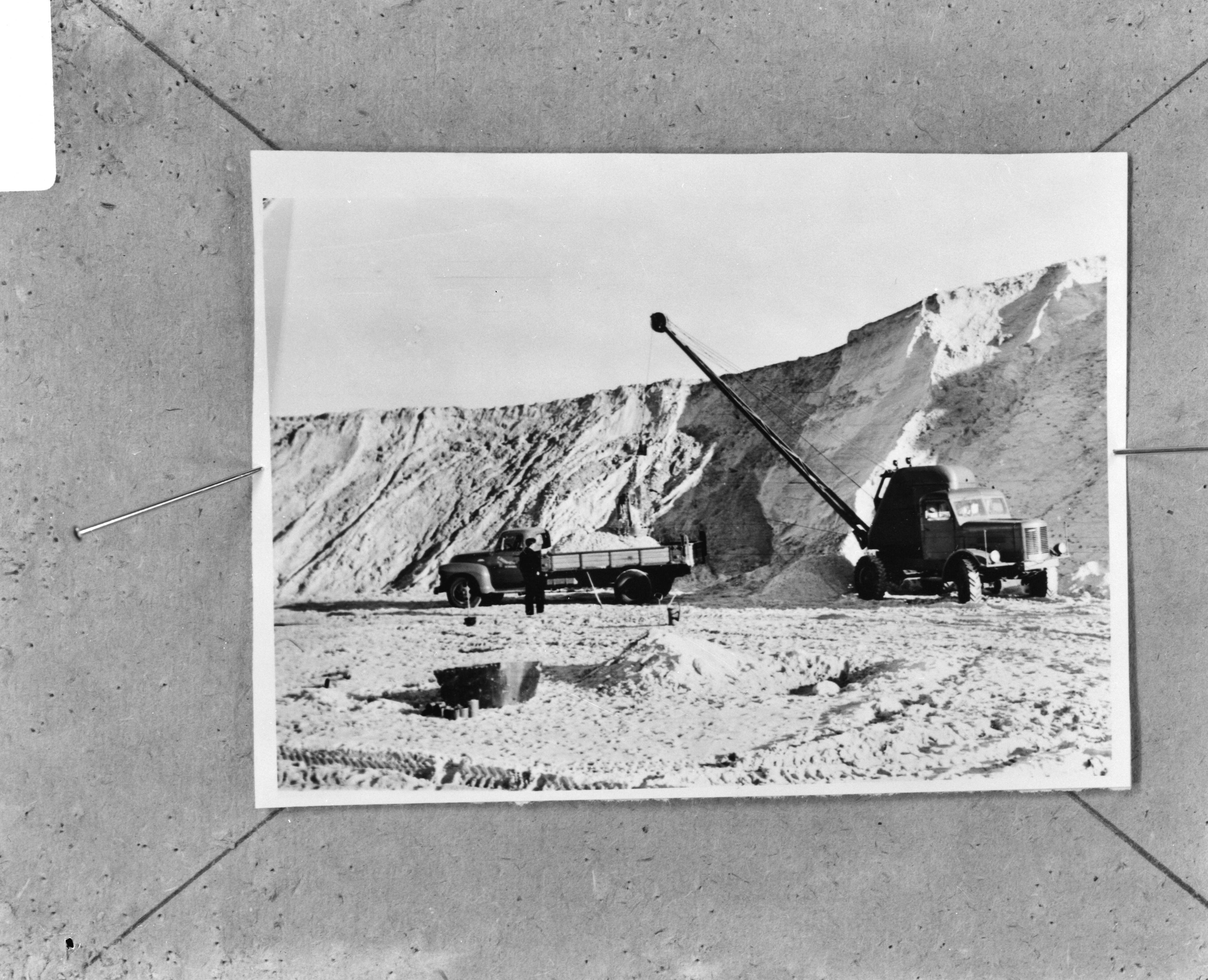 Fotocollectie Anefo — Zandsteenfabriek in Schoorl moet sluiten. De zandmennerij bij Groet — Foto: Kuiper, […] / Anefo. Licentie: Set B: Rechtenvrij / Publiek Domein. Bron: Nationaal Archief. http://hdl.handle.net/10648/ab288602-d0b4-102d-bcf8-003048976d84