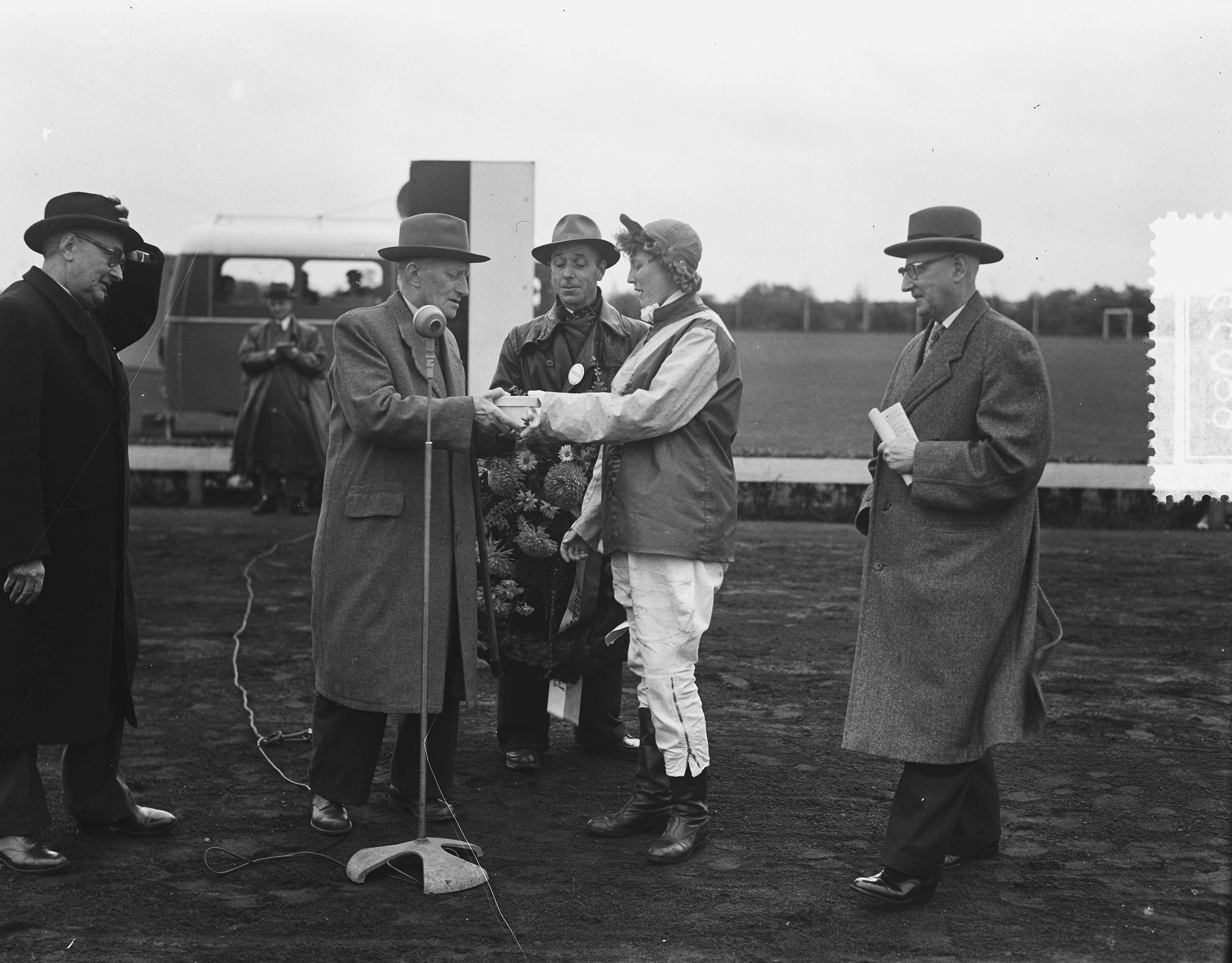Fotocollectie Anefo — Nederlandse kampioenschap dames-pikeurs te Hilversum; kampioene mevrouw Hamming-Woldijk uit Eelde — Foto: Duinen, H. van / Anefo. Licentie: Set B: Rechtenvrij / Publiek Domein. Bron: Nationaal Archief. http://hdl.handle.net/10648/a92bd58e-d0b4-102d-bcf8-003048976d84