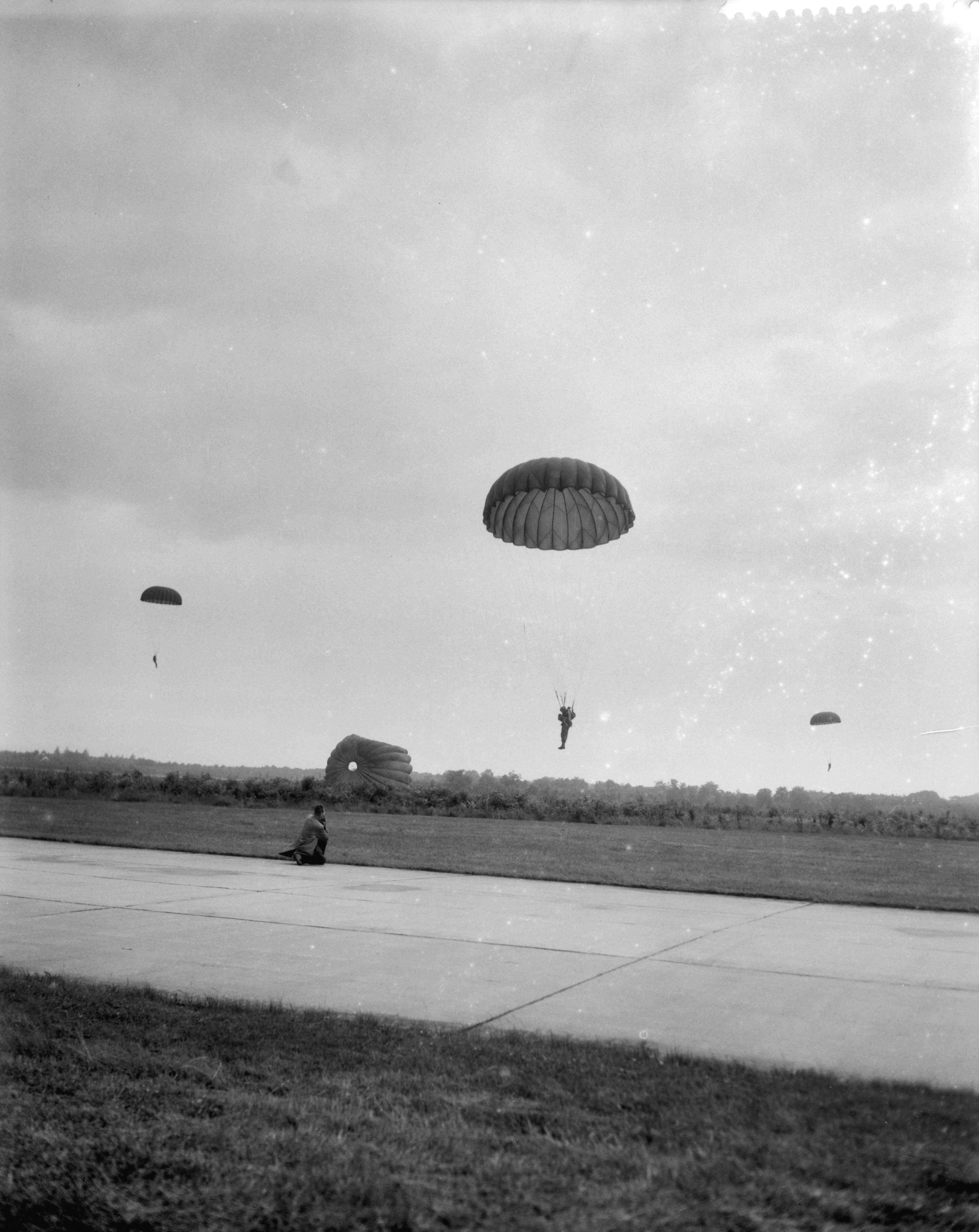 Fotocollectie Anefo — Generale repetitie van het vliegfeest op Soesterberg. Belgische parachutisten in actie — Foto: Pot, Harry / Anefo. Licentie: Set B: Rechtenvrij / Publiek Domein. Bron: Nationaal Archief. http://hdl.handle.net/10648/a97fb258-d0b4-102d-bcf8-003048976d84