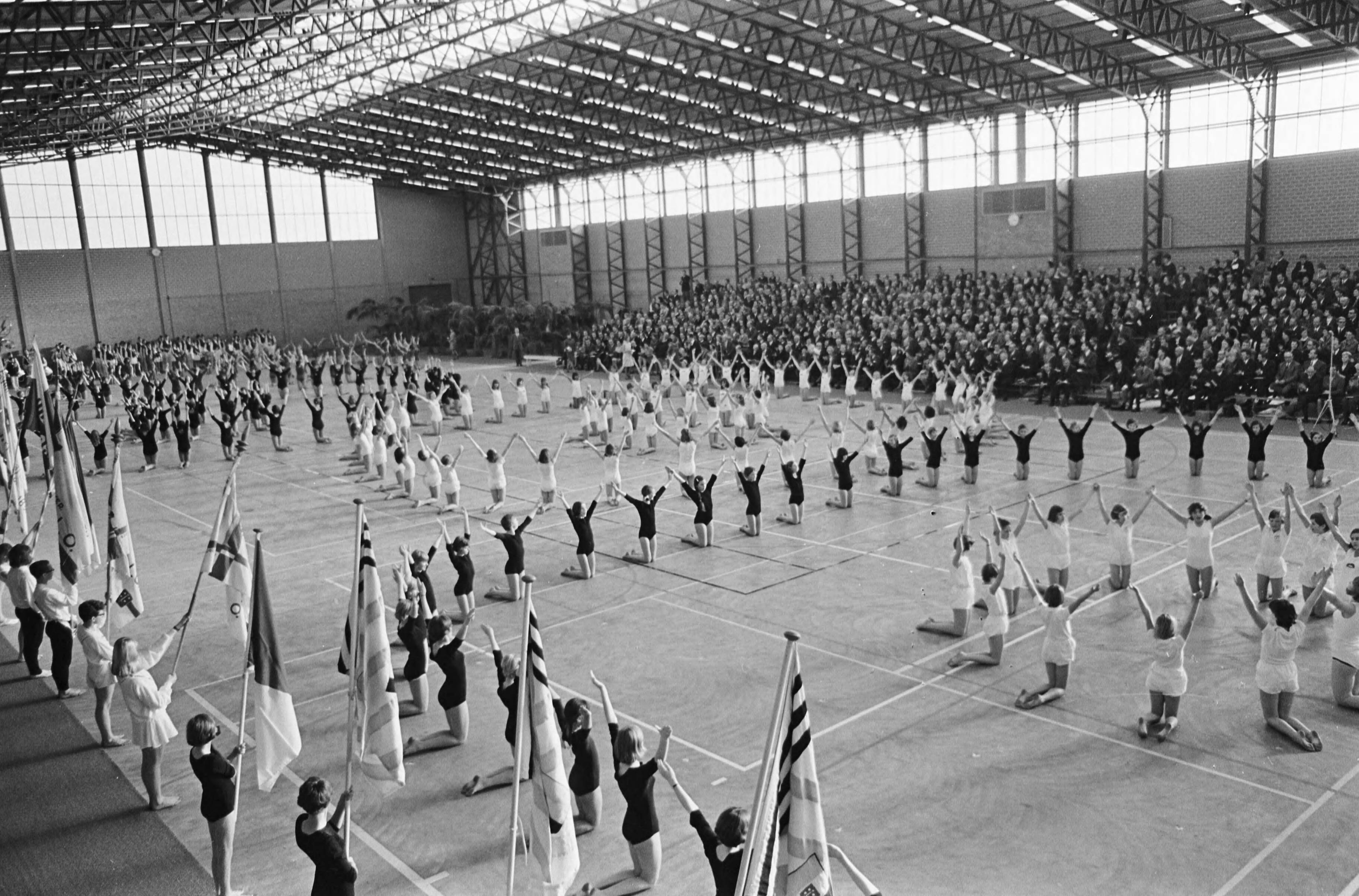 Fotocollectie Anefo — Opening Sporthal in Haarlem door prins Claus , overzicht massale turndemonstratie — Foto: Nijs, Jac. de / Anefo. Licentie: Set B: Rechtenvrij / Publiek Domein. Bron: Nationaal Archief. http://hdl.handle.net/10648/ab0d2358-d0b4-102d-bcf8-003048976d84