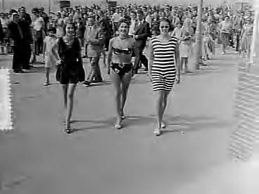 Fotocollectie Anefo — Badpakkenshow bij Hotel Bouwens te Zandvoort — Foto: Pot, Harry / Anefo. Licentie: Set B: Rechtenvrij / Publiek Domein. Bron: Nationaal Archief. http://hdl.handle.net/10648/a94c304a-d0b4-102d-bcf8-003048976d84