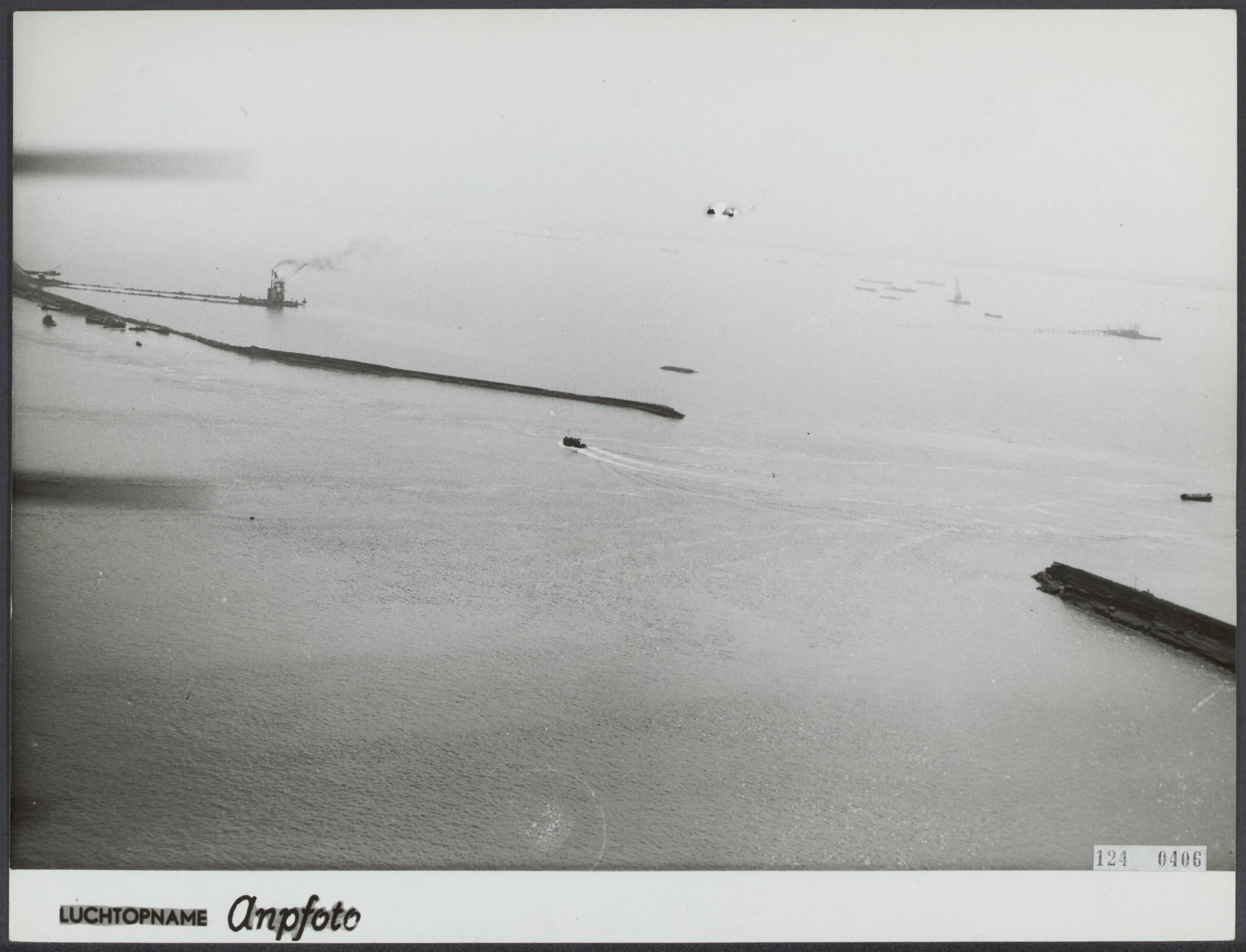 Overstromingen / Watersnoodramp 1953 / Herstel [RVD] — Luchtopname. Werkzaamheden aan de dijk bij Serooskerke (Schouwen-Duiveland). [Watersnoodramp 1953] — Foto: ANP / RVD of rechtenvrij. Licentie: Set B: Rechtenvrij / Publiek Domein. Bron: Nationaal Archief. http://hdl.handle.net/10648/af3205a2-d0b4-102d-bcf8-003048976d84