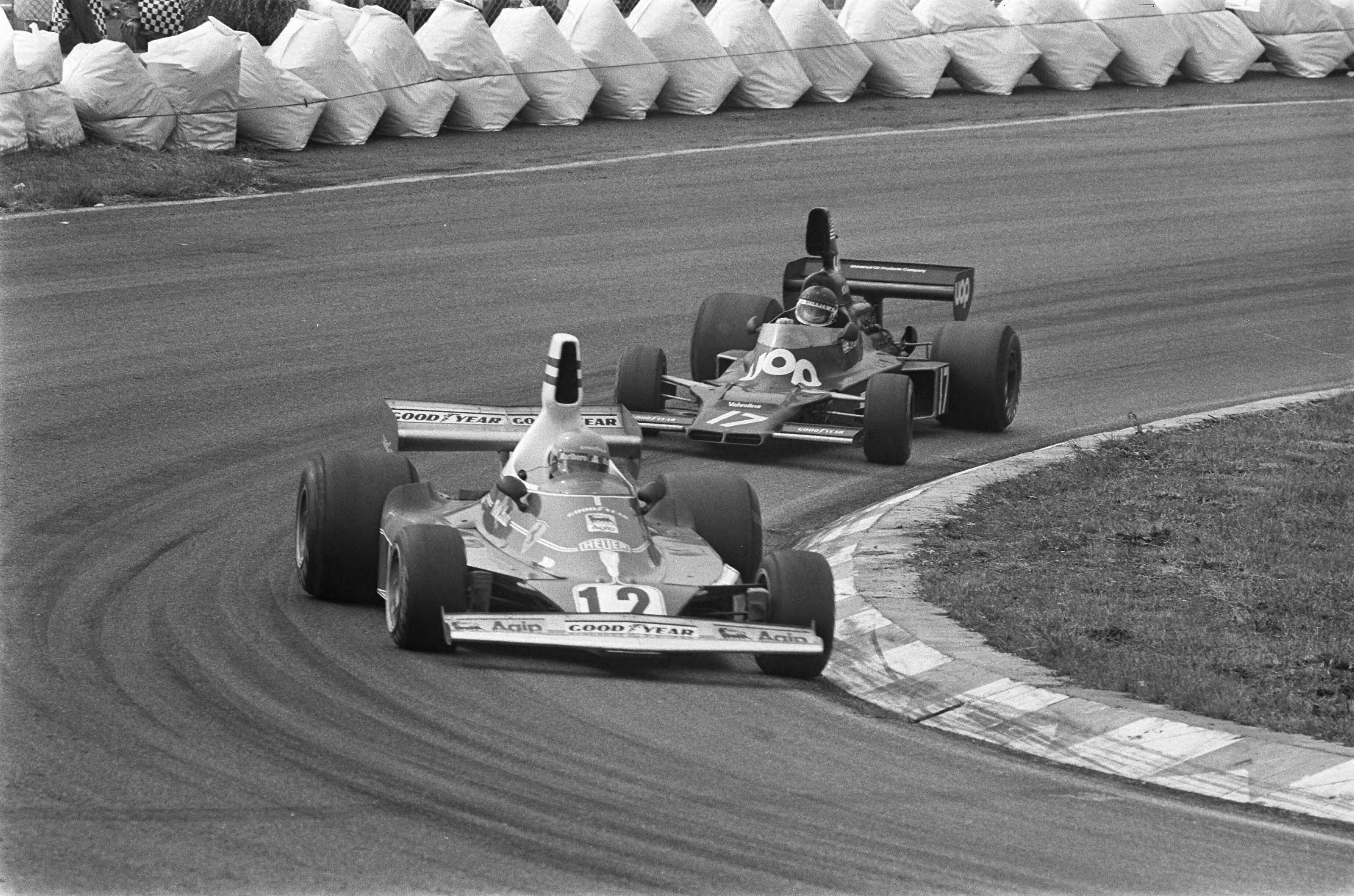 Grand Prix op het circuit van Zandvoort — Lauda (12) gevolgd door Jarier (17) — Foto: Croes, Rob C. / Anefo. Licentie: Set B: Rechtenvrij / Publiek Domein. Bron: Nationaal Archief. http://hdl.handle.net/10648/ac6bd7bc-d0b4-102d-bcf8-003048976d84