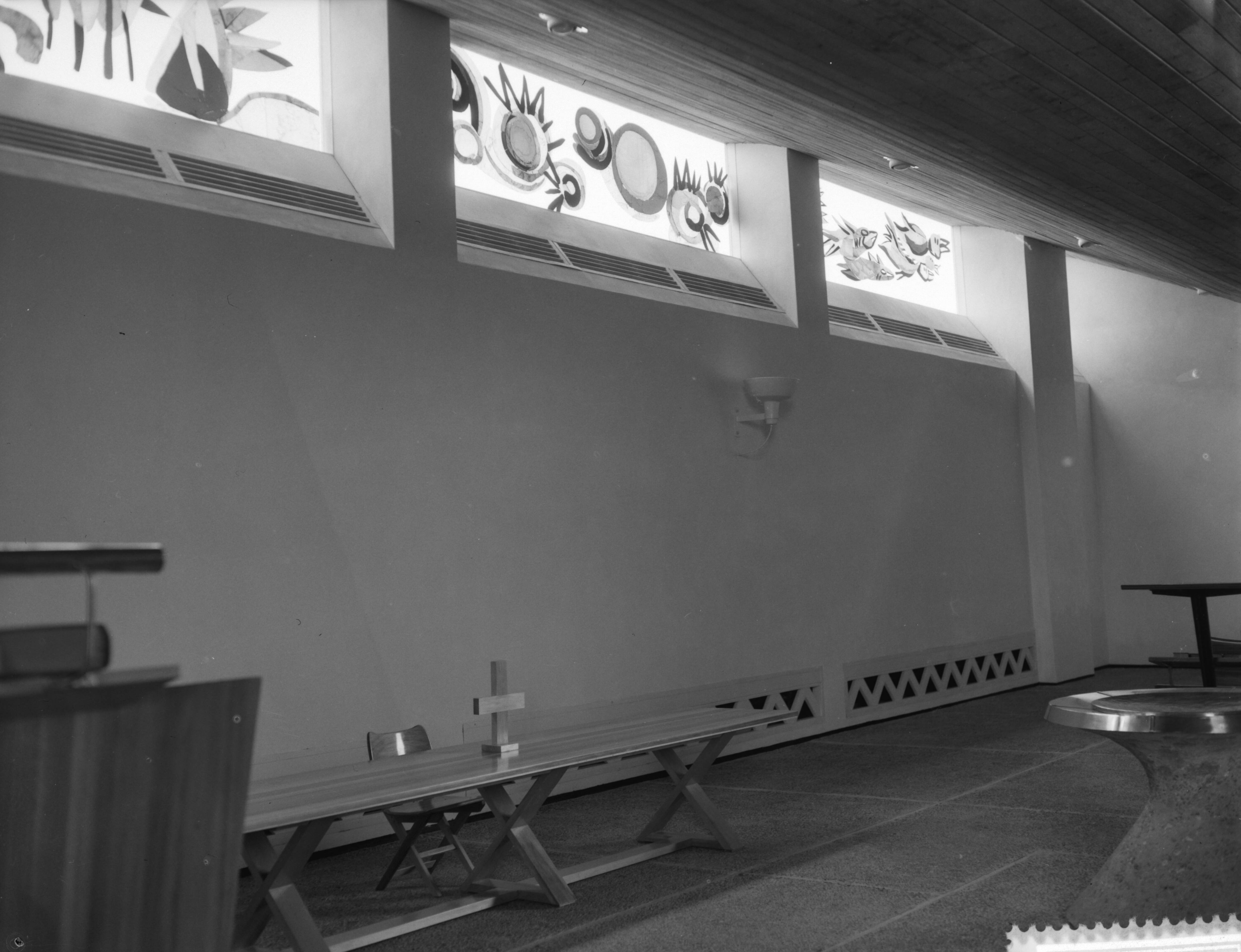 Fotocollectie Anefo — Zaandam. Hervormde Paaskerk, Burg. Ter Laanplantsoen 1958: interieur met avondmaalstafel en ramen van Karel Appel — Foto: Rossem, Wim van / Anefo. Licentie: Set B: Rechtenvrij / Publiek Domein. Bron: Nationaal Archief. http://hdl.handle.net/10648/a976c54e-d0b4-102d-bcf8-003048976d84