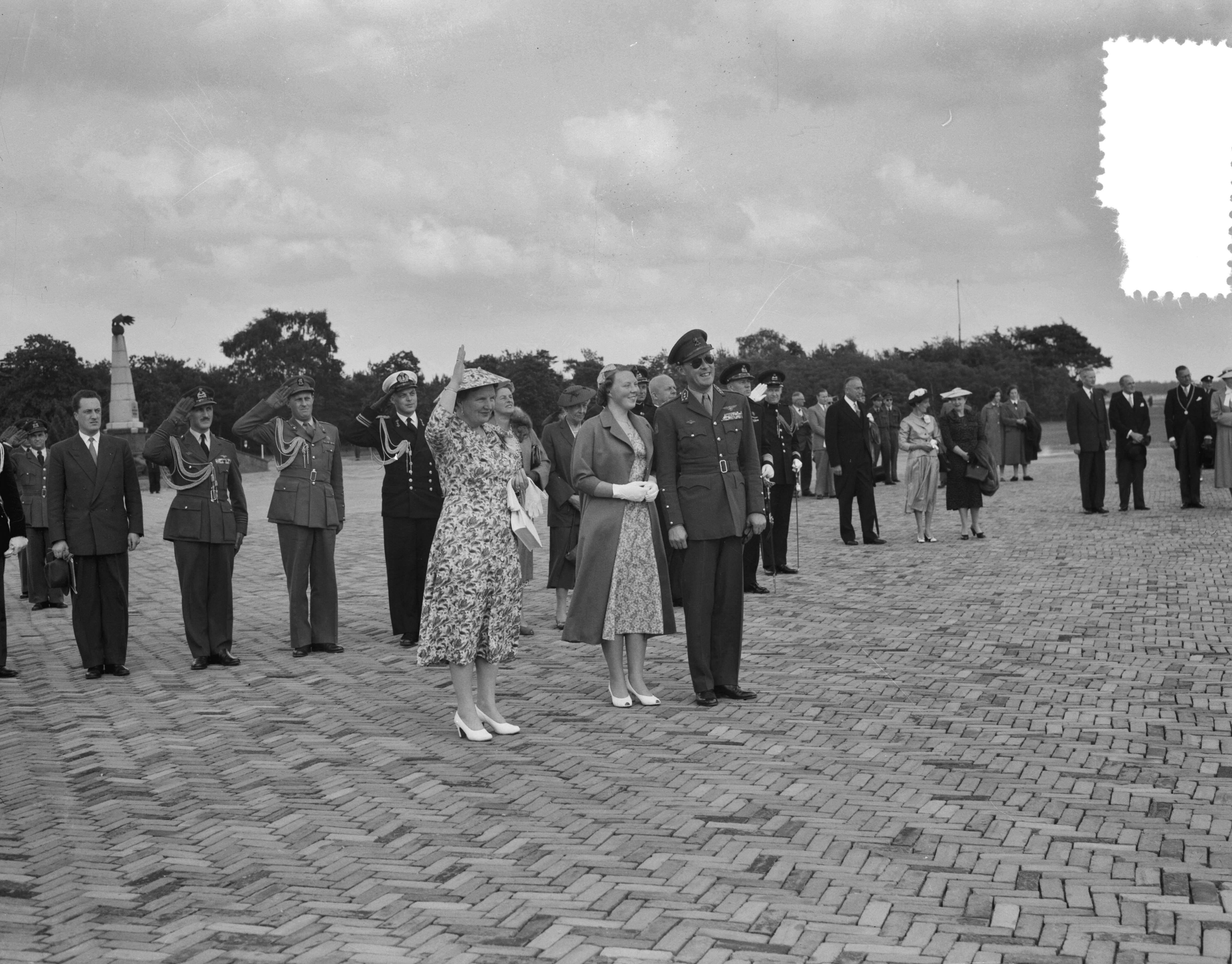 Staatsbezoek groothertogin Charlotte van Luxemburg en haar echtgenoot prins Felix — Laatste dag bezoek Luxemburgs groot-hertogelijk paar. Vertrek Soesterberg — Foto: Bilsen, Joop van / Anefo. Licentie: Set B: Rechtenvrij / Publiek Domein. Bron: Nationaal Archief. http://hdl.handle.net/10648/a94978dc-d0b4-102d-bcf8-003048976d84