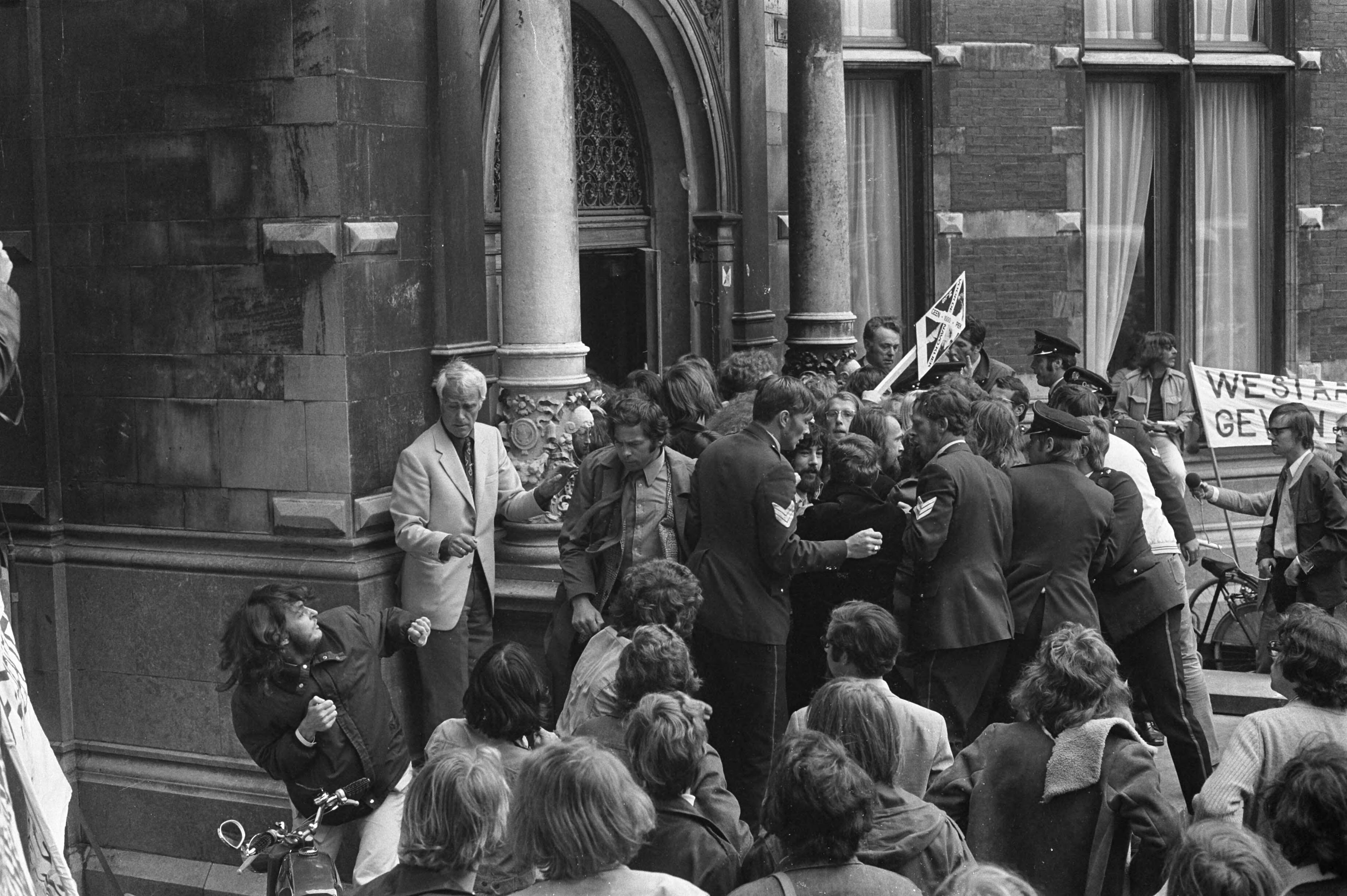 Fotocollectie Anefo — Utrechtse studenten proberen inschrijven studenten aan Universiteit te verhinderen uit protest tegen duizend gulden collegegeld — Foto: Punt, W. / Anefo. Licentie: Set B: Rechtenvrij / Publiek Domein. Bron: Nationaal Archief. http://hdl.handle.net/10648/abf31250-d0b4-102d-bcf8-003048976d84