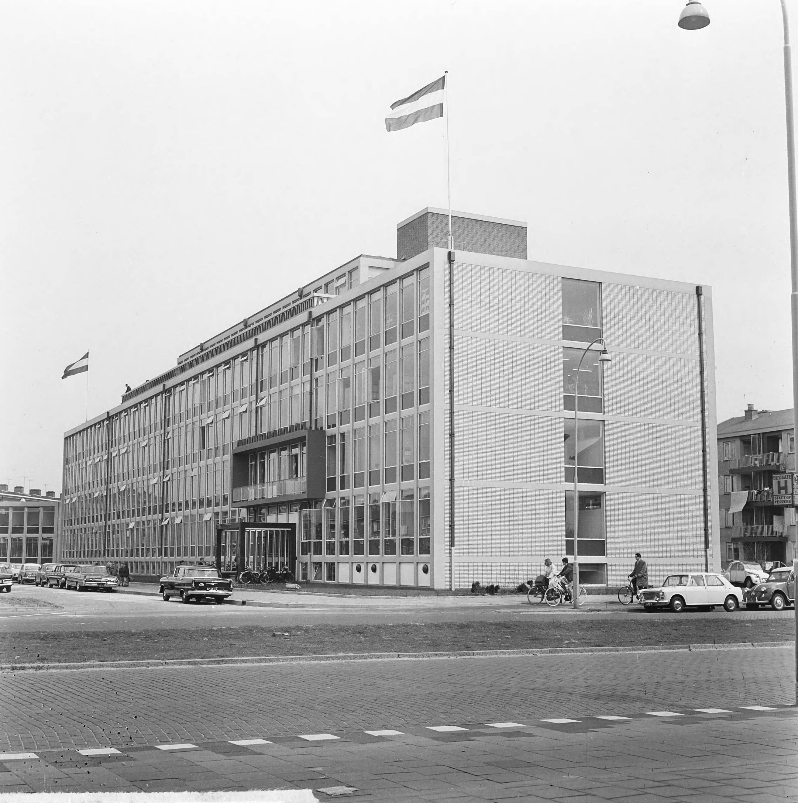 Fotocollectie Anefo — Nieuw gebouw Directie voor de Arbeid door minister dr. G.M.J. Veldkamp geopend, het nieuwe gebouw — Foto: Koch, Eric / Anefo. Licentie: Set B: Rechtenvrij / Publiek Domein. Bron: Nationaal Archief. http://hdl.handle.net/10648/aa6495da-d0b4-102d-bcf8-003048976d84