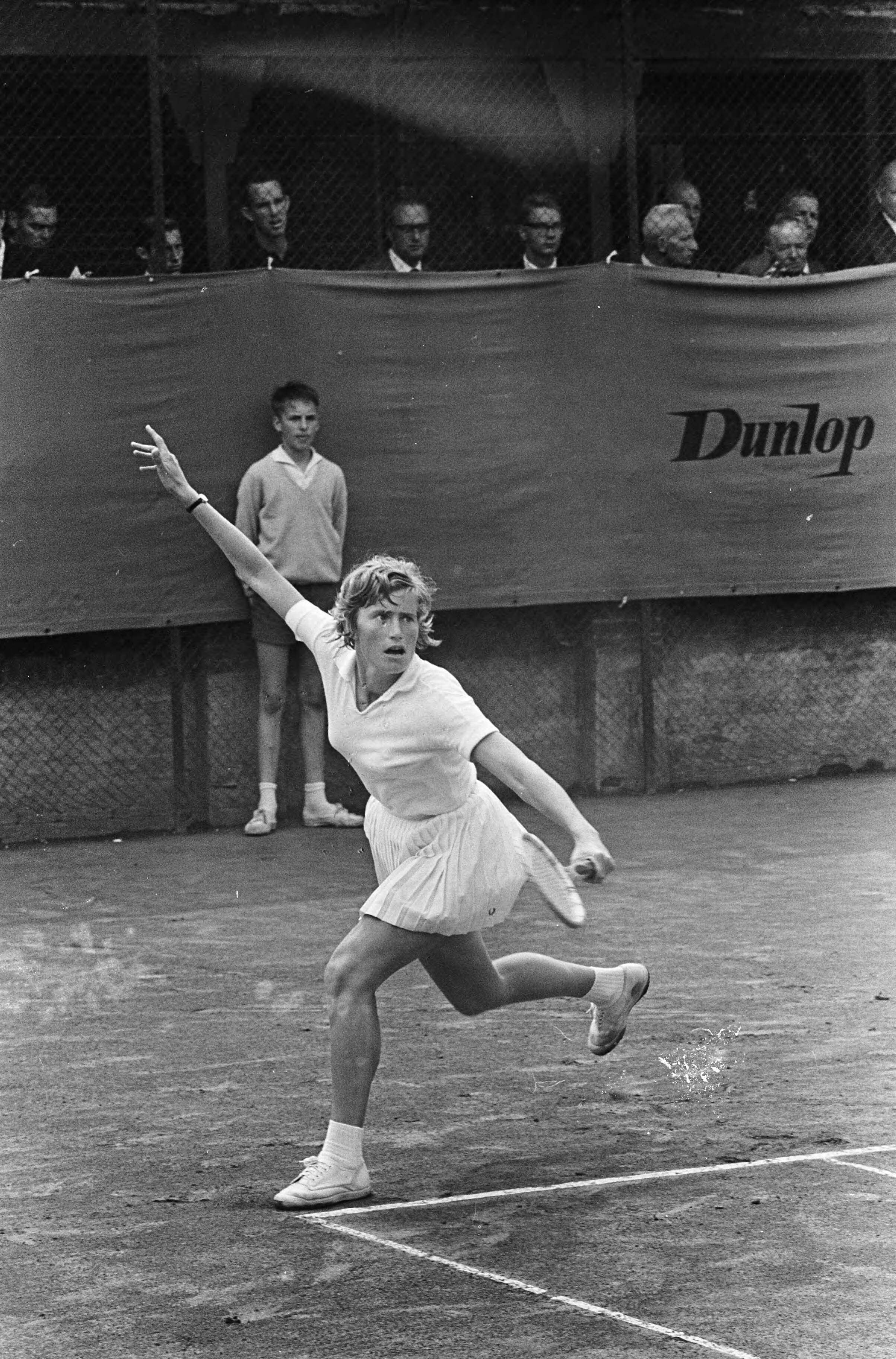 Fotocollectie Anefo — Open Nederlands kampioenschap tennis op 't Melkhuisje te Hilversum, Trudy Groenman in actie — Foto: Kroon, Ron / Anefo. Licentie: Set B: Rechtenvrij / Publiek Domein. Bron: Nationaal Archief. http://hdl.handle.net/10648/aab5680c-d0b4-102d-bcf8-003048976d84
