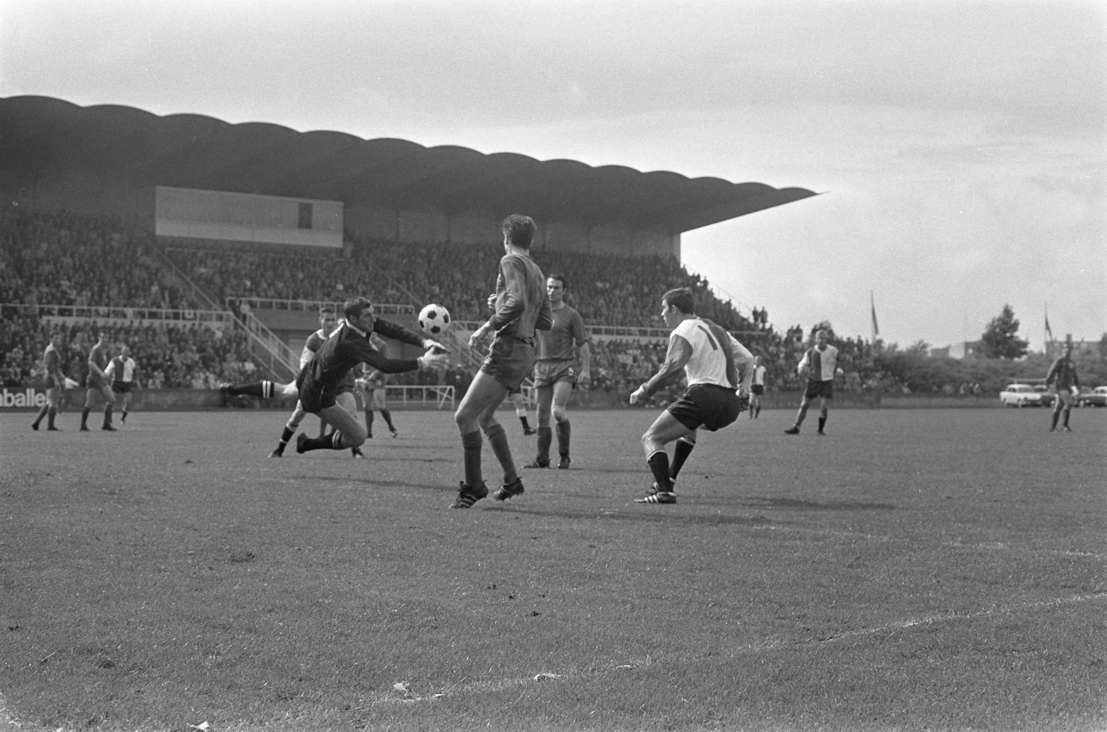 MVV-Feijenoord 2-3 — spelmoment — Foto: Fotograaf Onbekend / Anefo. Licentie: Set B: Rechtenvrij / Publiek Domein. Bron: Nationaal Archief. http://hdl.handle.net/10648/ab4a8dce-d0b4-102d-bcf8-003048976d84