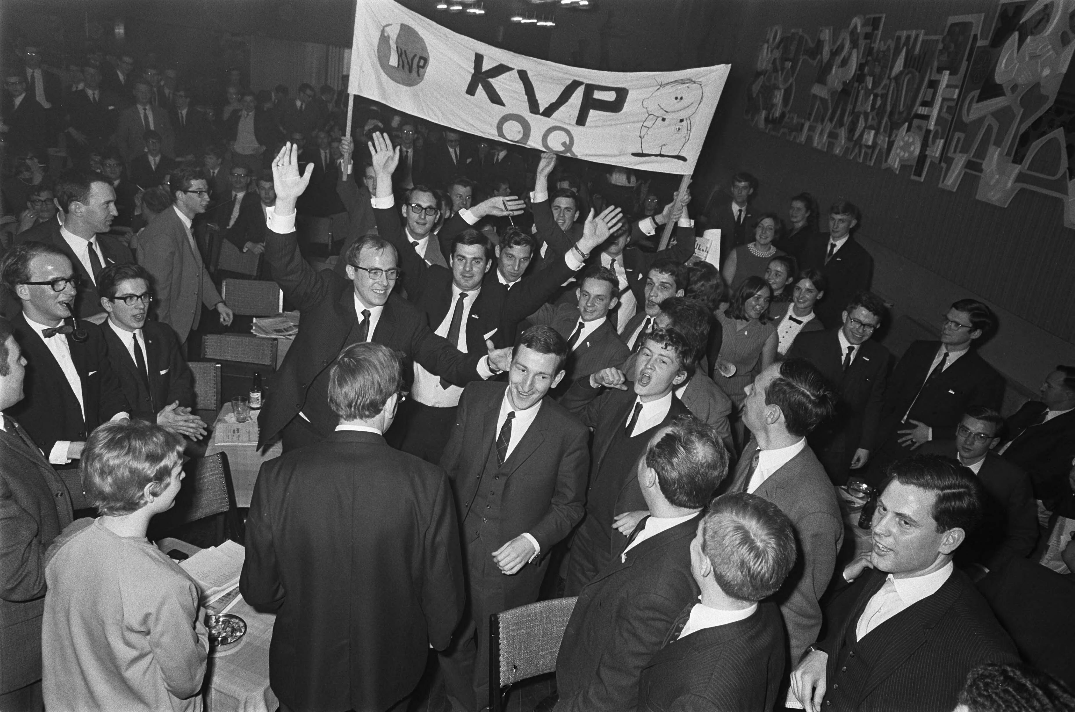 Fotocollectie Anefo — KVP-jongeren in Utrecht bijeen. Ir. Jacq Stienen , nieuwe voorzitter jongeren KVP — Foto: Nijs, Jac. de / Anefo. Licentie: Set B: Rechtenvrij / Publiek Domein. Bron: Nationaal Archief. http://hdl.handle.net/10648/ab39087e-d0b4-102d-bcf8-003048976d84