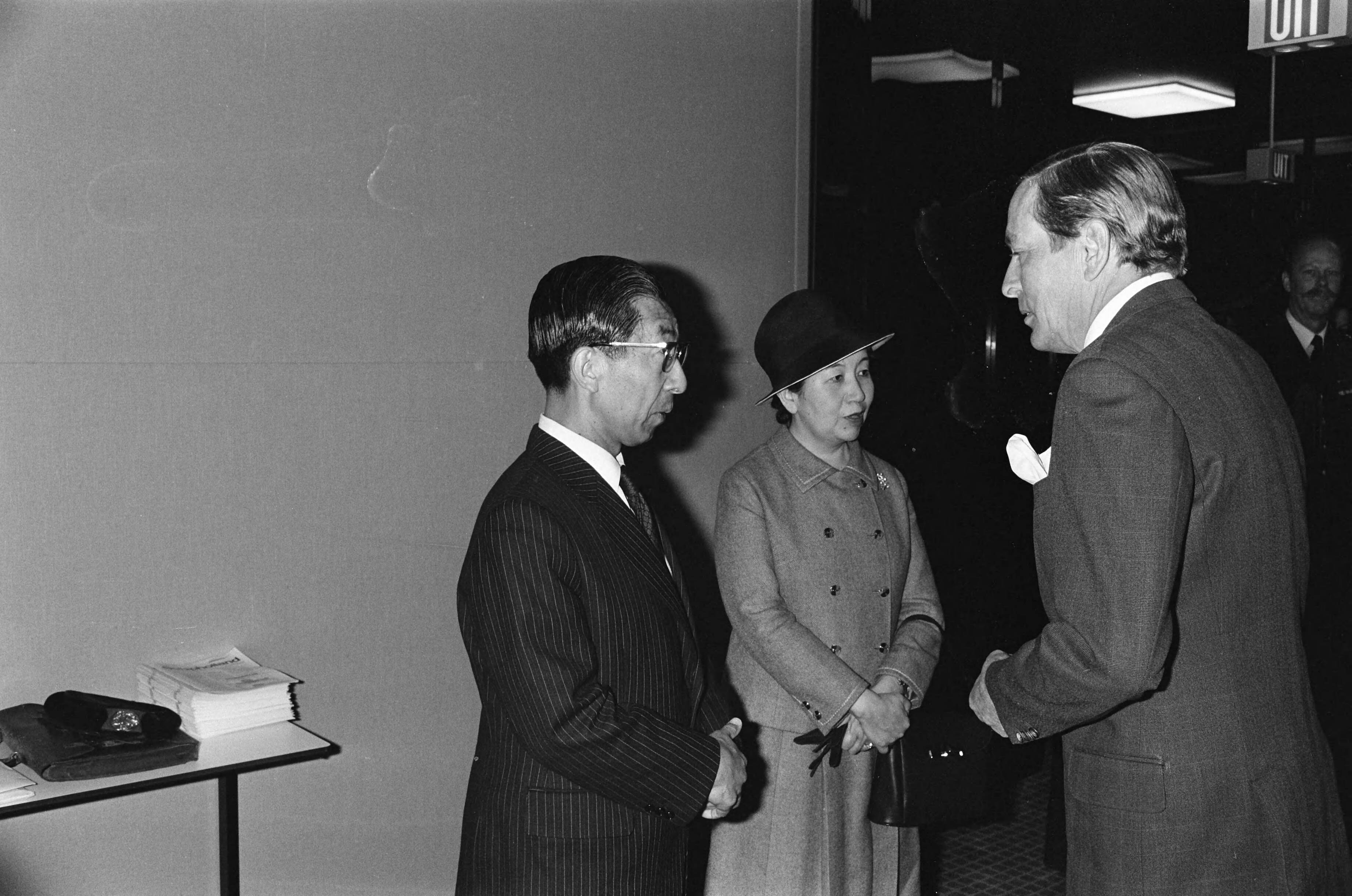 Fotocollectie Anefo — Prins Claus ontvangt op Schiphol eerste gasten voor bijwonen troonwisseling; Claus begroet prins Takahito Mikasa van Japan, rechts diens echtgenote — Foto: Suyk, Koen / Anefo. Licentie: Set B: Rechtenvrij / Publiek Domein. Bron: Nationaal Archief. http://hdl.handle.net/10648/acdf1cae-d0b4-102d-bcf8-003048976d84