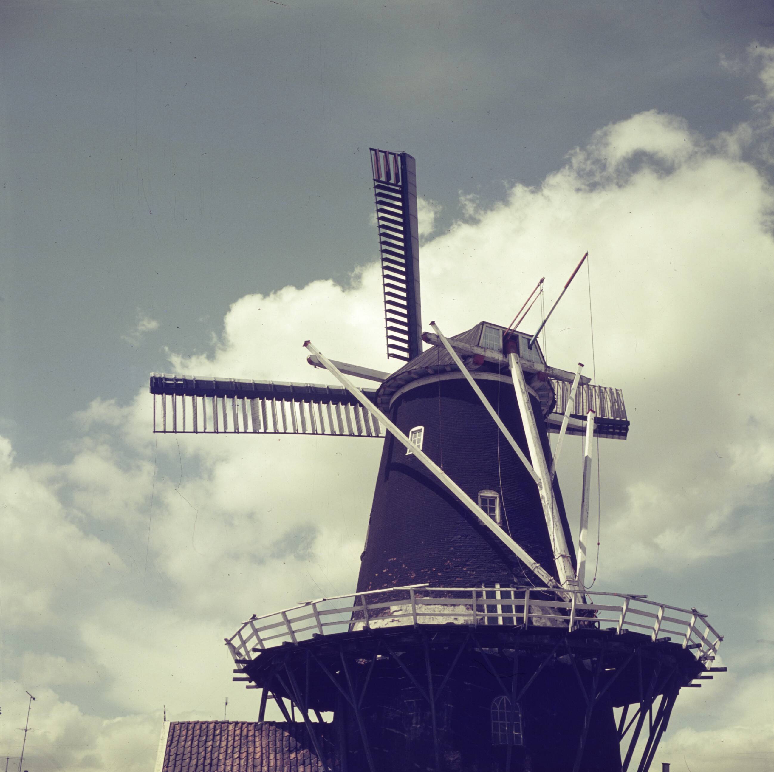 Reportage Nederland — Korenmolen De Hoop te Haren, provincie Groningen. Rond stenen stellingmolen, 2 koppel maalstenen, bouwjaar 1839 — Foto: Poll, Willem van de. Licentie: Set B: Rechtenvrij / Publiek Domein. Bron: Nationaal Archief. http://hdl.handle.net/10648/aeef5acc-d0b4-102d-bcf8-003048976d84