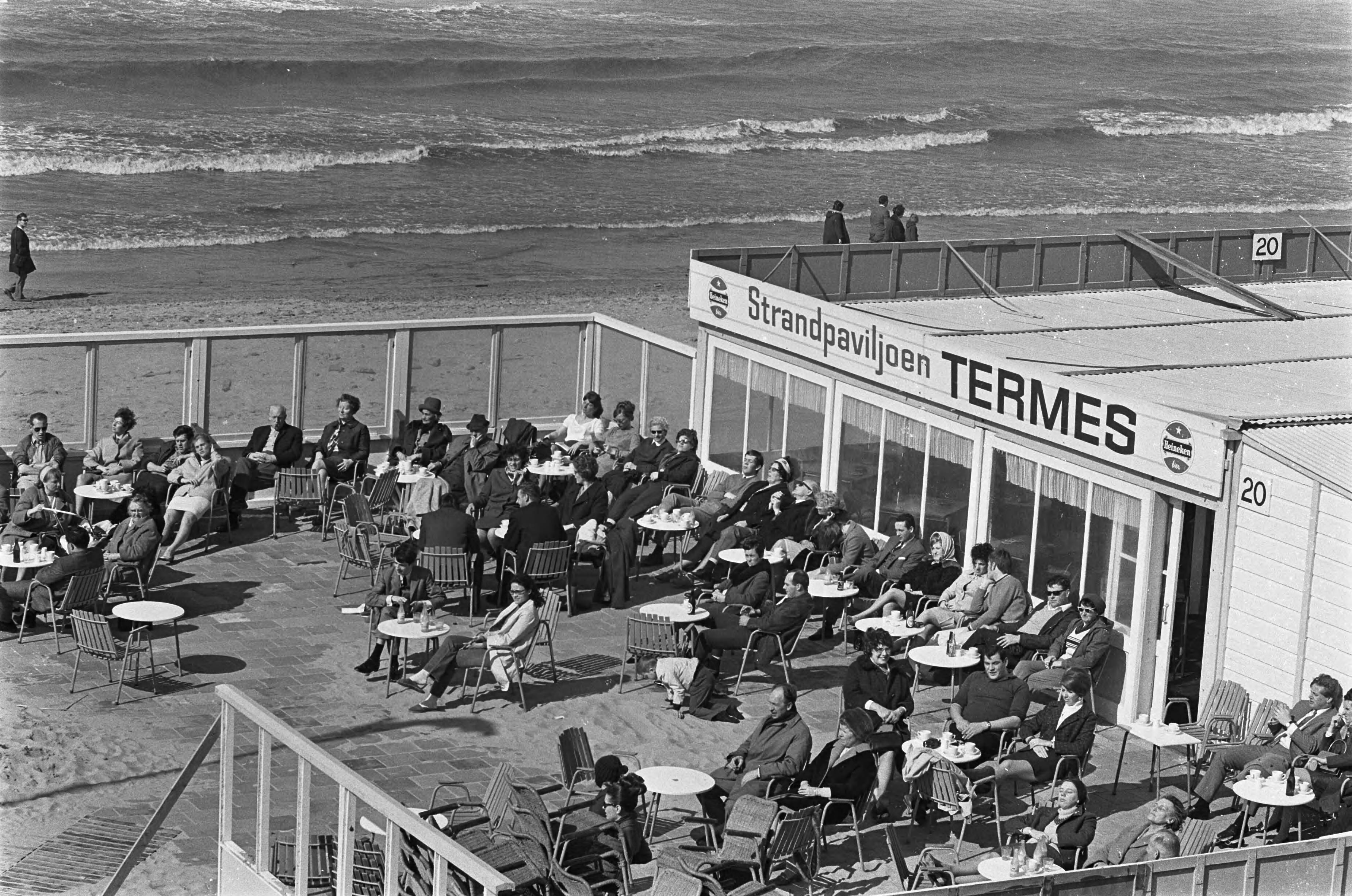 Fotocollectie Anefo — Drukte op terrasjes in Zandvoort. Kinderen spelen aan het strand — Foto: Koch, Eric / Anefo. Licentie: Set B: Rechtenvrij / Publiek Domein. Bron: Nationaal Archief. http://hdl.handle.net/10648/ab3a8906-d0b4-102d-bcf8-003048976d84