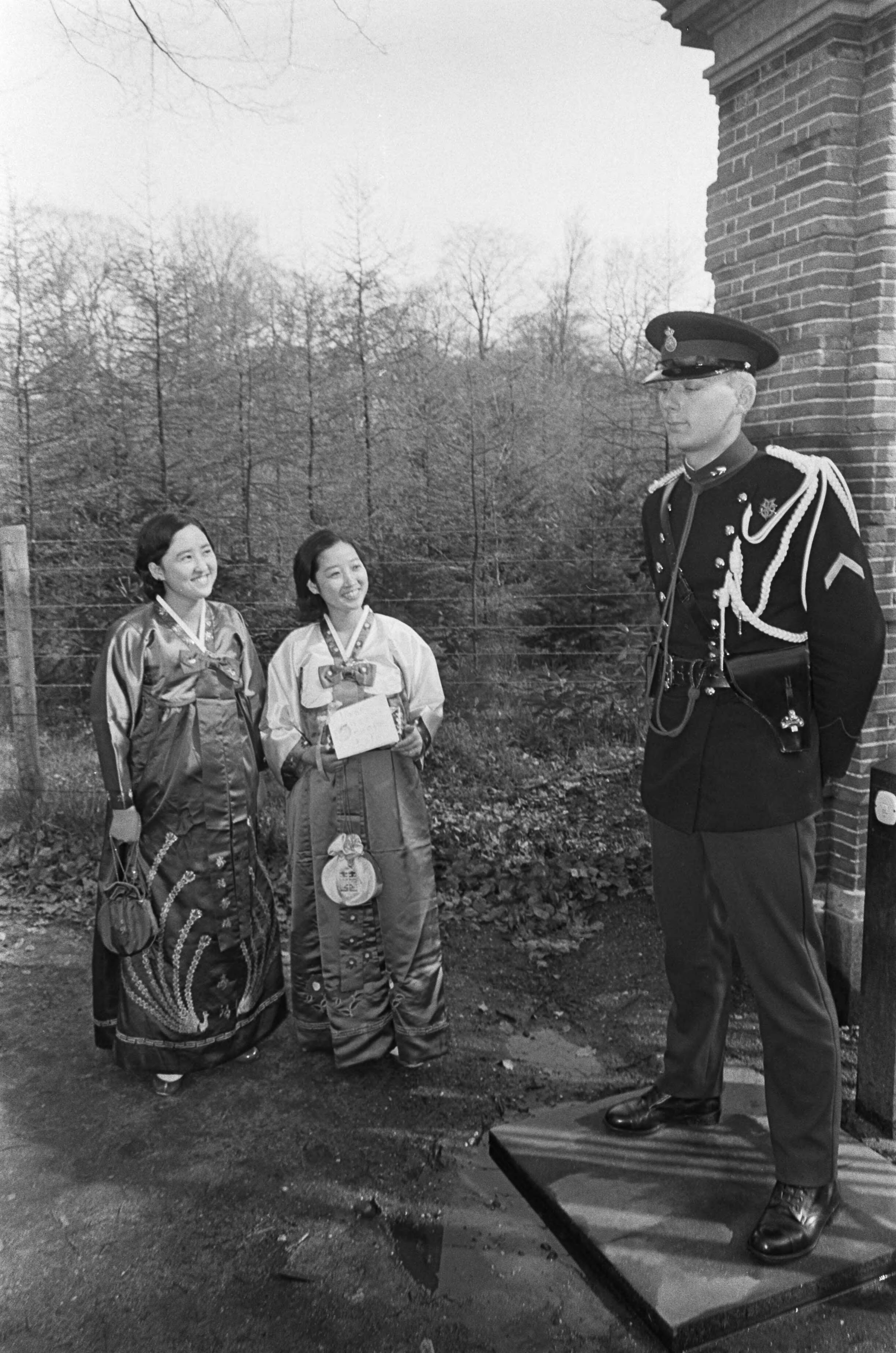 Fotocollectie Anefo — Koreaanse meisjes bij Drakenstein brachten sokjes — Foto: Nijs, Jac. de / Anefo. Licentie: Set B: Rechtenvrij / Publiek Domein. Bron: Nationaal Archief. http://hdl.handle.net/10648/ab1551b8-d0b4-102d-bcf8-003048976d84
