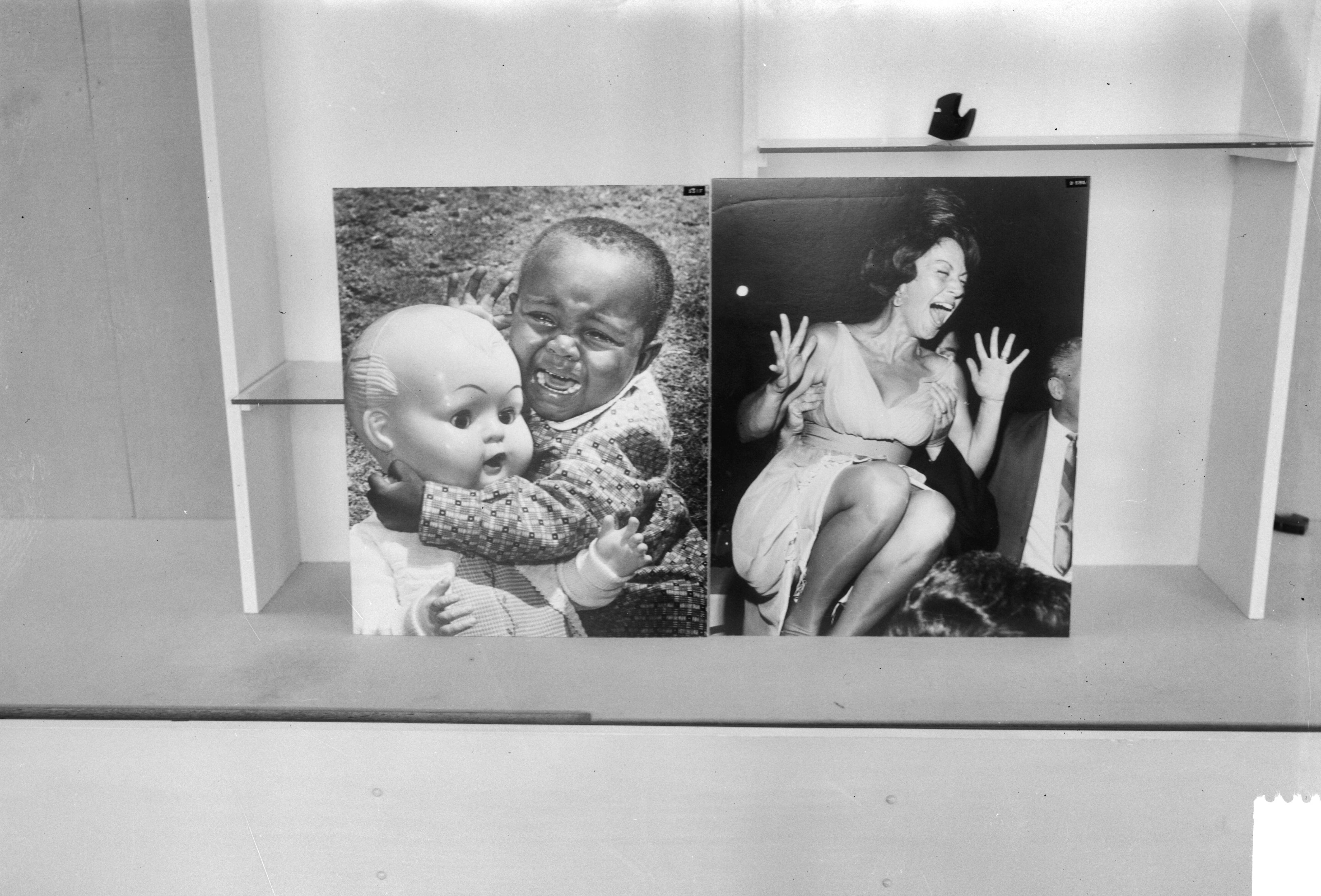 Fotocollectie Anefo — Fotografiewedstrijd World Press Photo in het Gemeentemuseum te Den Haag; twee van de ingezonden foto's — Foto: Bilsen, Joop van / Anefo. Licentie: Set B: Rechtenvrij / Publiek Domein. Bron: Nationaal Archief. http://hdl.handle.net/10648/aad0fb58-d0b4-102d-bcf8-003048976d84