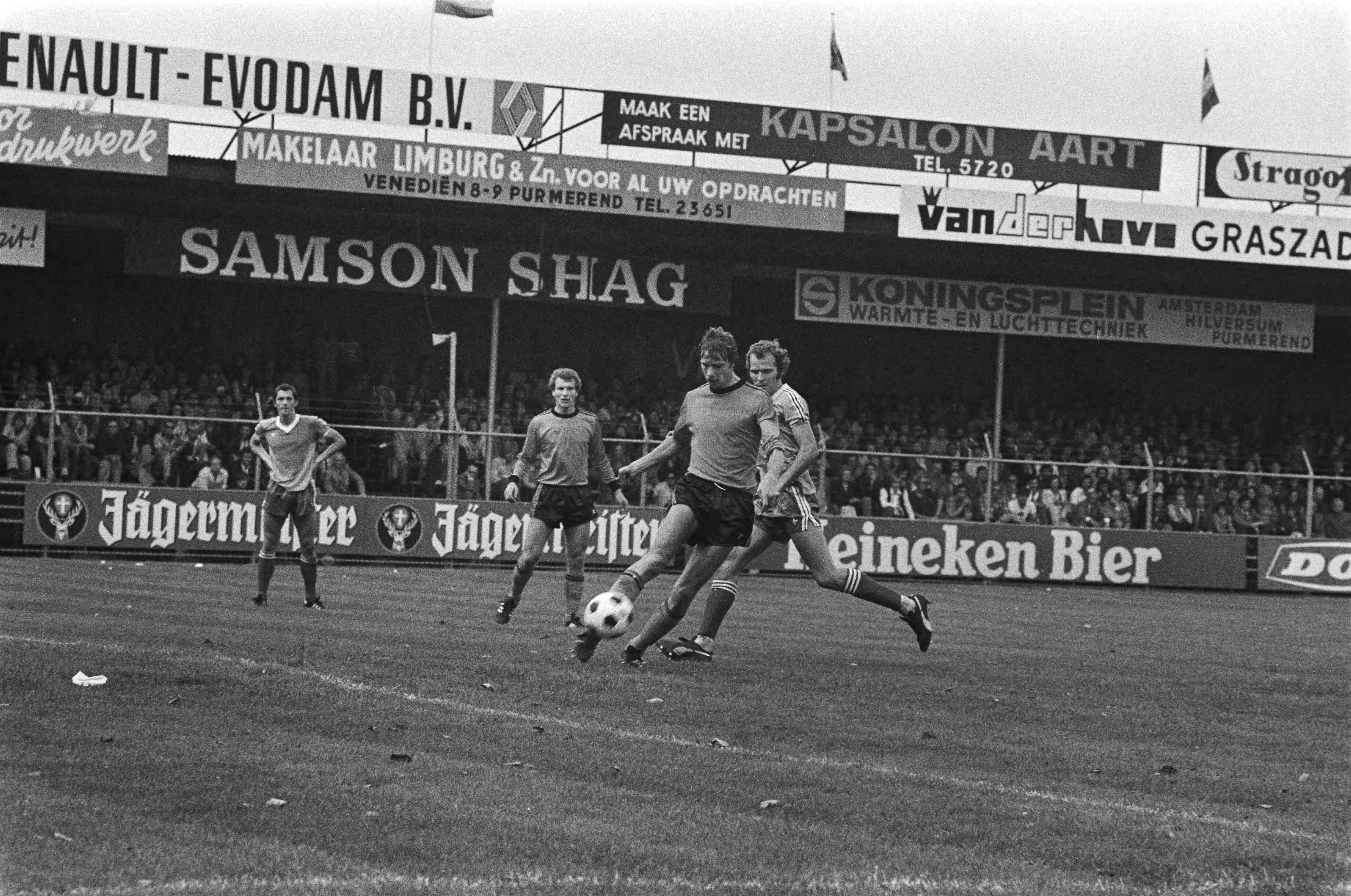 Fotocollectie Anefo — Volendam tegen PSV 0-4, spelmomenten — Foto: Bogaerts, Rob / Anefo. Licentie: Set B: Rechtenvrij / Publiek Domein. Bron: Nationaal Archief. http://hdl.handle.net/10648/aca27efc-d0b4-102d-bcf8-003048976d84