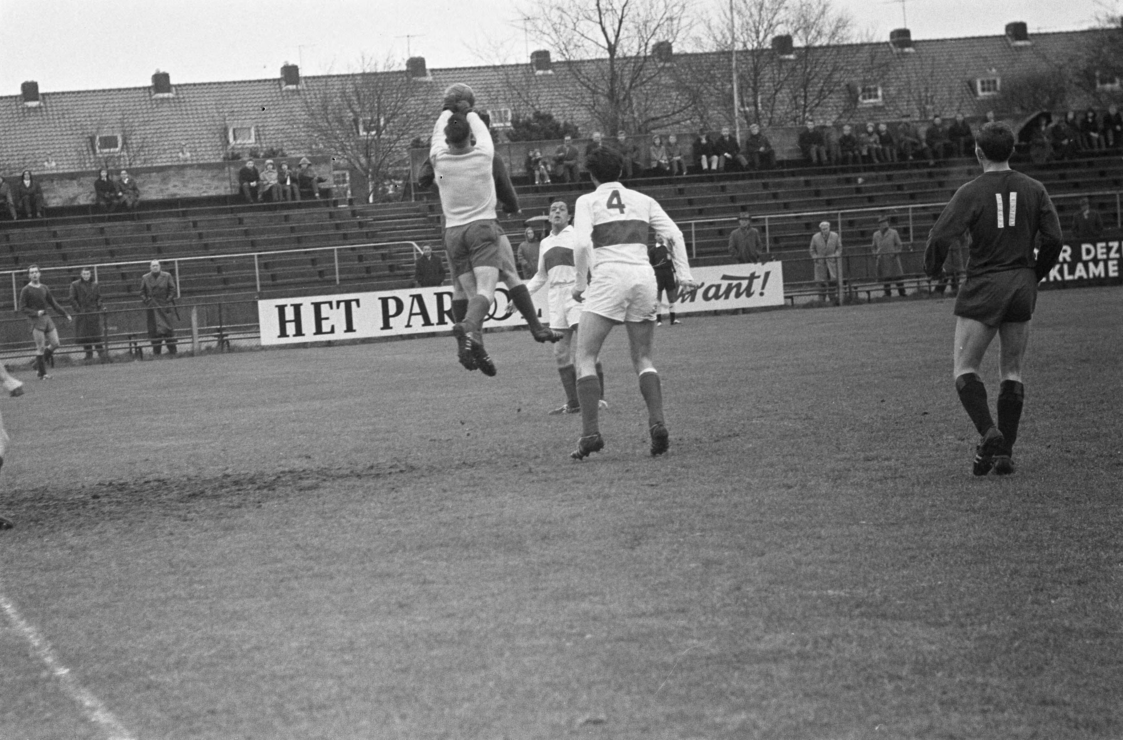 Fotocollectie Anefo — Voetbal. Haarlem tegen Helmondia'55 3-2. Spelmoment voor het doel van Helmondia. Keeper Van der Heide in een luchtduel — Foto: Bilsen, Joop van / Anefo. Licentie: Set B: Rechtenvrij / Publiek Domein. Bron: Nationaal Archief. http://hdl.handle.net/10648/aa22bae8-d0b4-102d-bcf8-003048976d84
