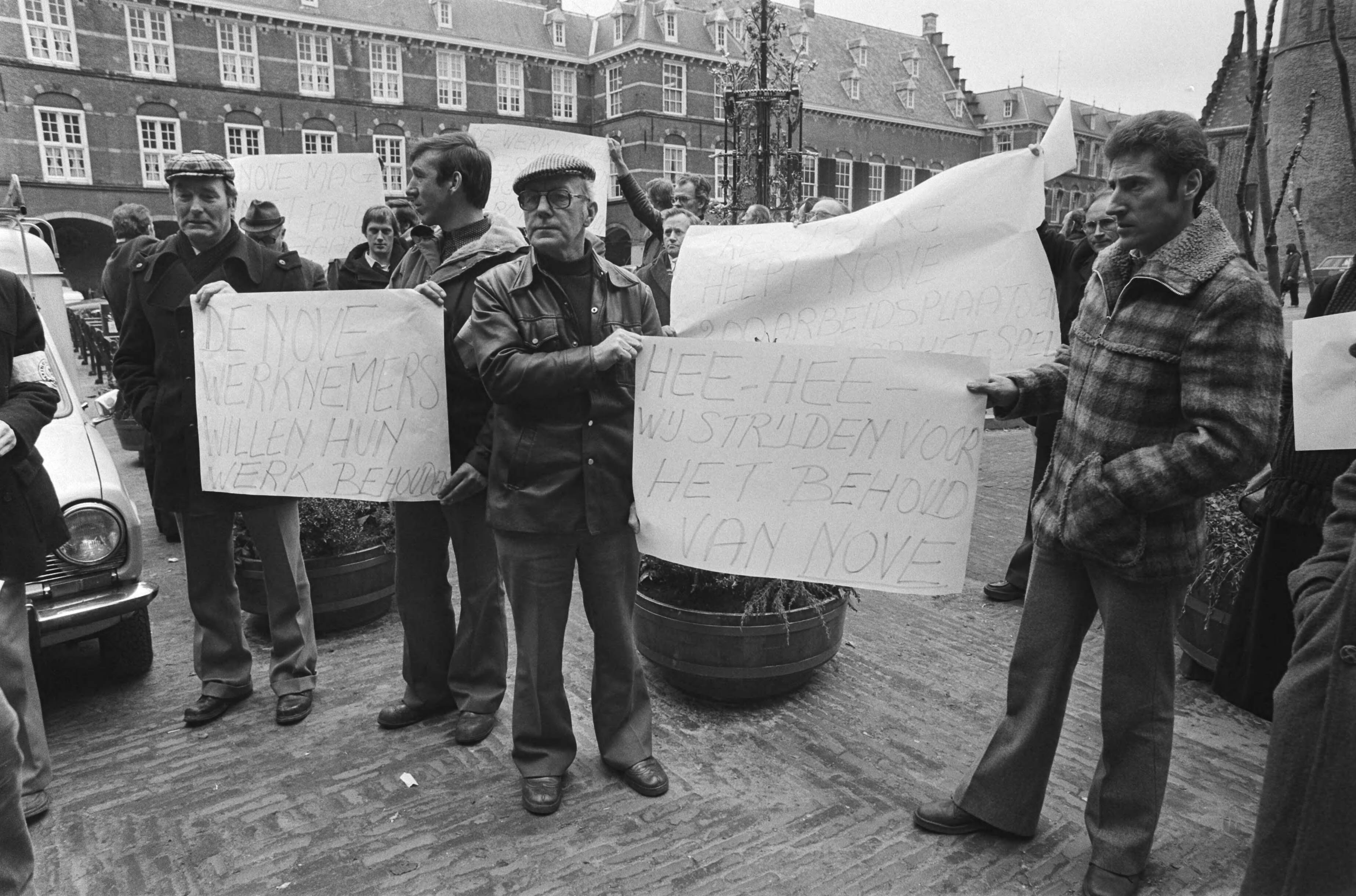 Demonstratie door werknemers van NOVE uit Hoogezand — Demonstranten, werknemers van Nove [Noordelijke Industrie voor Vezelverwerking], met spandoeken op het Binnenhof in Den Haag — Foto: Suyk, Koen / Anefo. Licentie: Set B: Rechtenvrij / Publiek Domein. Bron: Nationaal Archief. http://hdl.handle.net/10648/acc554cc-d0b4-102d-bcf8-003048976d84