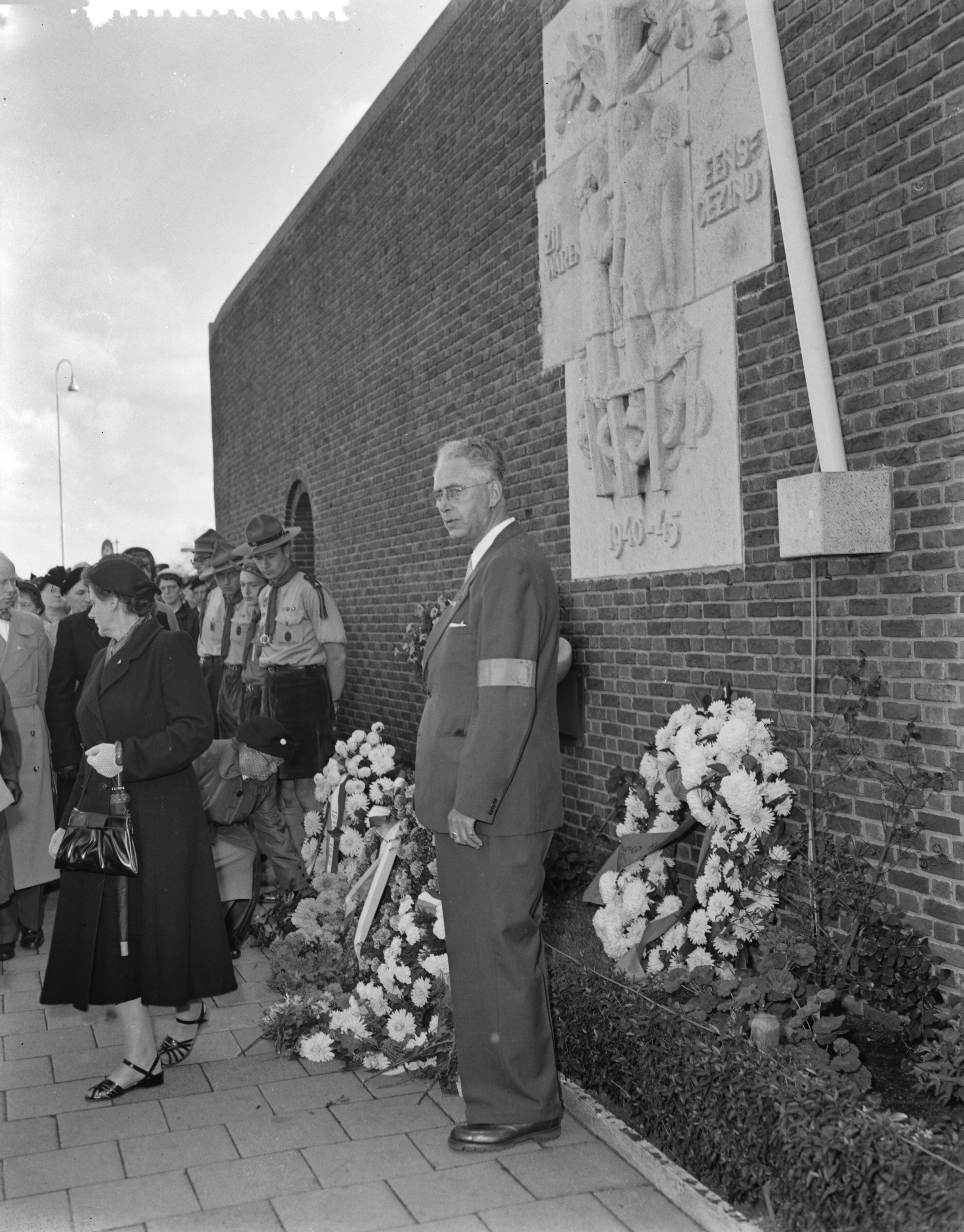 Fotocollectie Anefo — Herdenking dodencel Scheveningen, de particuliere secretaresse van koningin Juliana, mejuffrouw Geldens, legt krans — Foto: Pot, Harry / Anefo. Licentie: Set B: Rechtenvrij / Publiek Domein. Bron: Nationaal Archief. http://hdl.handle.net/10648/a93bec58-d0b4-102d-bcf8-003048976d84