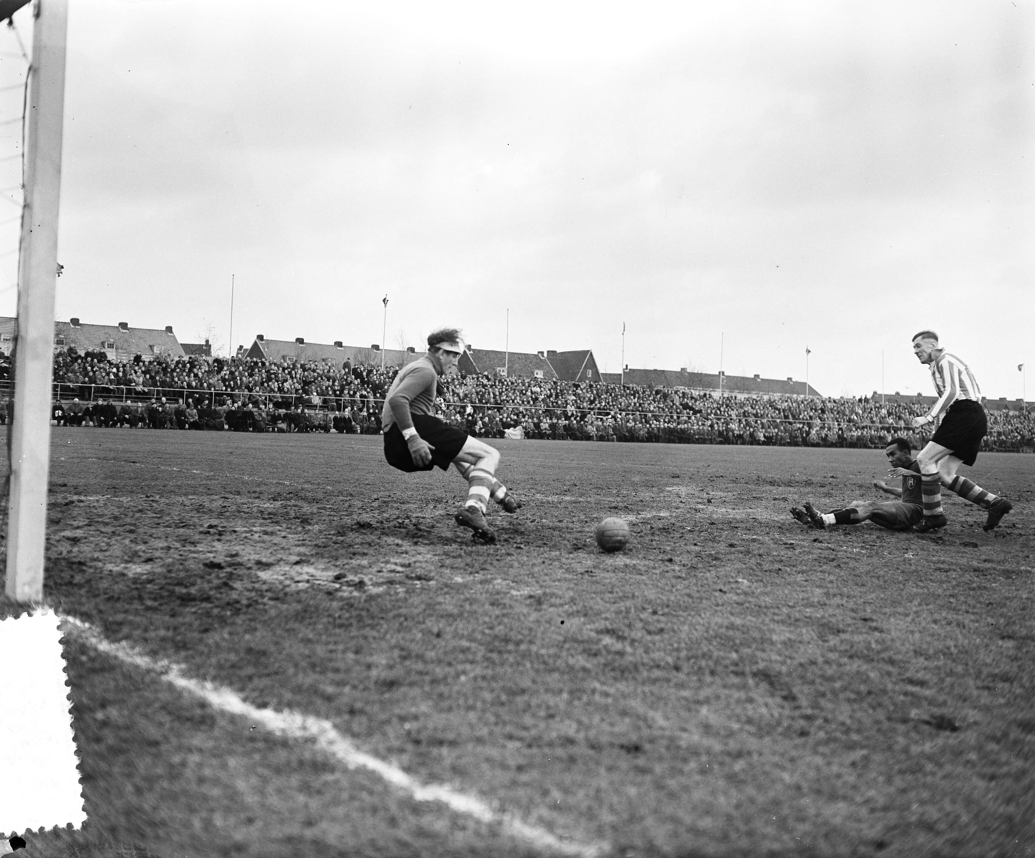 Fotocollectie Anefo — Voetbal. Haarlem tegen PSV 1-2. Spelmoment — Foto: Pot, Harry / Anefo. Licentie: Set B: Rechtenvrij / Publiek Domein. Bron: Nationaal Archief. http://hdl.handle.net/10648/a92ee7ec-d0b4-102d-bcf8-003048976d84