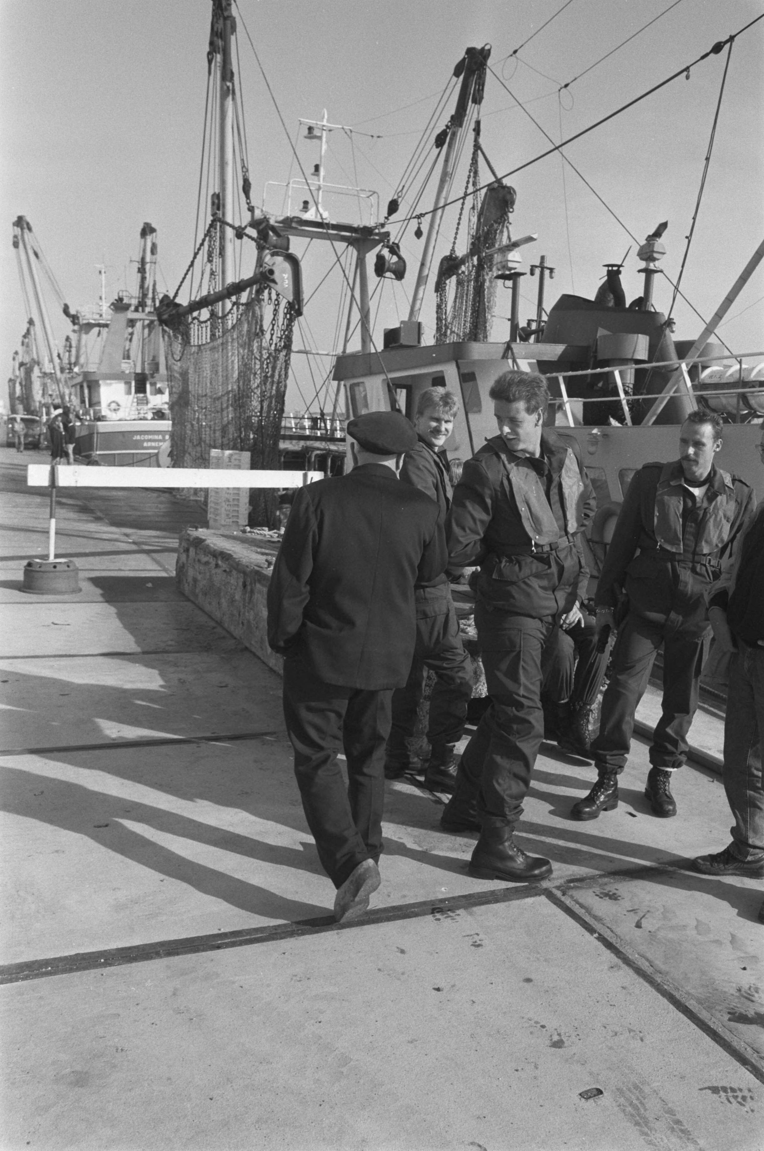 Fotocollectie Anefo — Enige honderden leden Mobiele Eenheid assisteren controleurs AID bij aanvoer visvangsten in Vlissingen — Foto: Croes, Rob C. / Anefo. Licentie: Set B: Rechtenvrij / Publiek Domein. Bron: Nationaal Archief. http://hdl.handle.net/10648/ad6dfb2c-d0b4-102d-bcf8-003048976d84