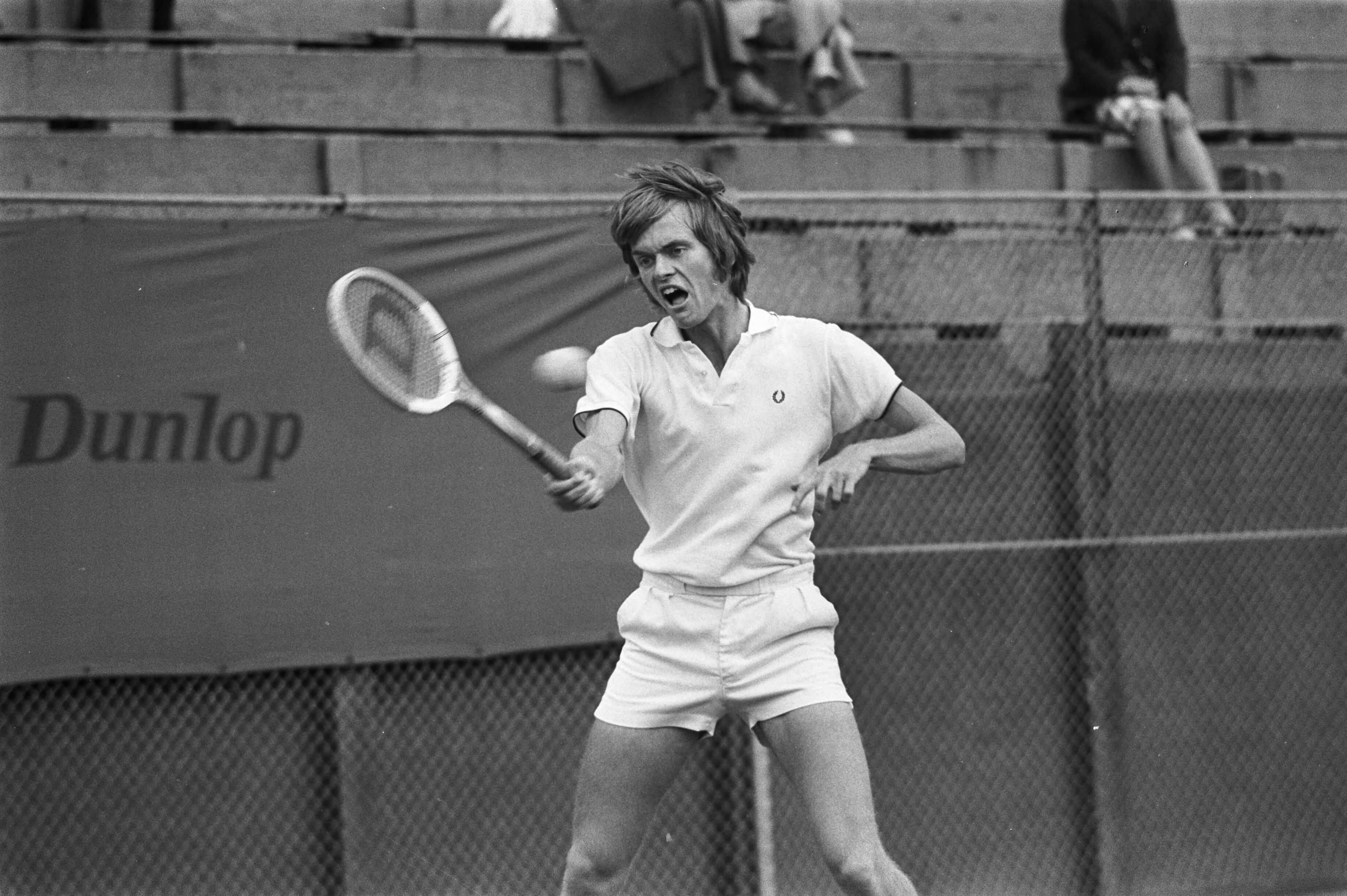 Fotocollectie Anefo — Nationale Tenniskampioenschappen te Scheveningen, F. Schmitz in aktie — Foto: Mieremet, Rob / Anefo. Licentie: Set B: Rechtenvrij / Publiek Domein. Bron: Nationaal Archief. http://hdl.handle.net/10648/abf26e72-d0b4-102d-bcf8-003048976d84