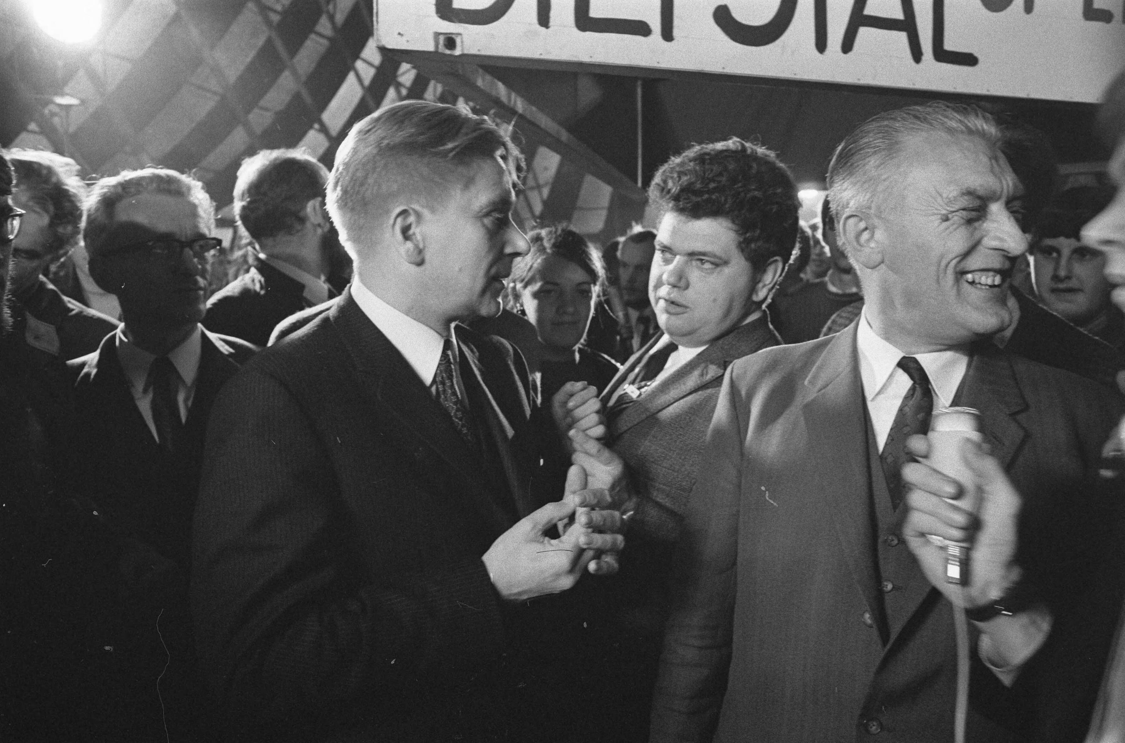 Fotocollectie Anefo — Demonstratie van Werkende Jongeren in Den Haag . Minister Veringa en minister Roolvink — Foto: Verhoeff, Bert / Anefo. Licentie: Set B: Rechtenvrij / Publiek Domein. Bron: Nationaal Archief. http://hdl.handle.net/10648/ab7fad56-d0b4-102d-bcf8-003048976d84