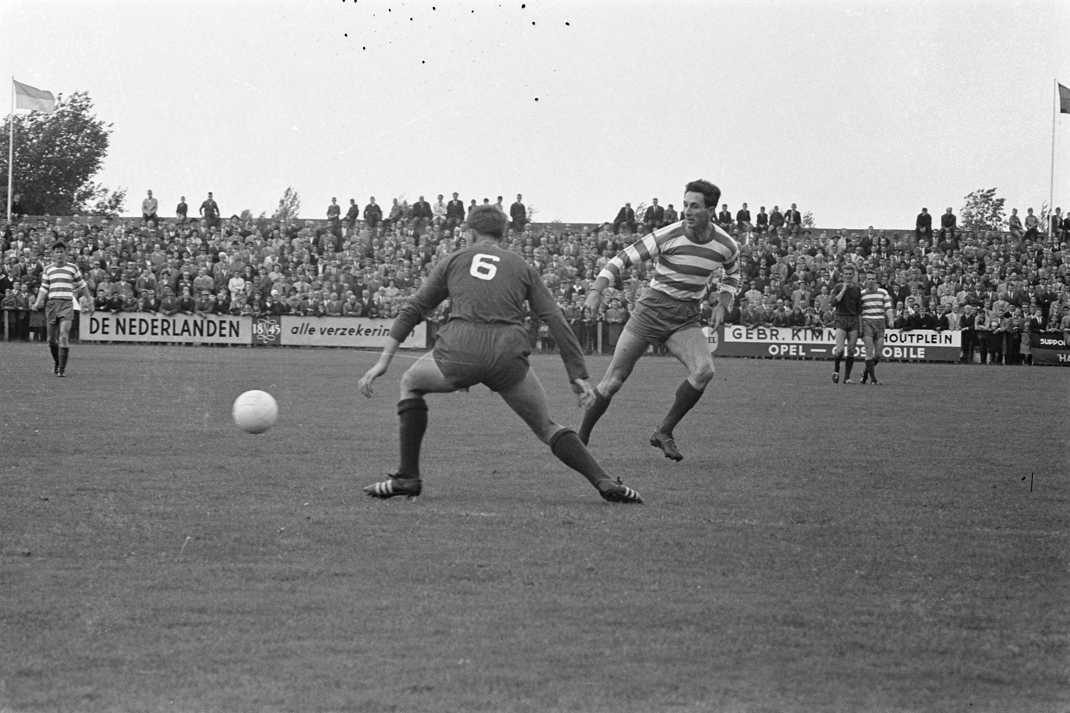 Fotocollectie Anefo — Voetbal. Haarlem tegen Xerxes 5-2. Spelmoment — Foto: Koch, Eric / Anefo. Licentie: Set B: Rechtenvrij / Publiek Domein. Bron: Nationaal Archief. http://hdl.handle.net/10648/aa16dfca-d0b4-102d-bcf8-003048976d84