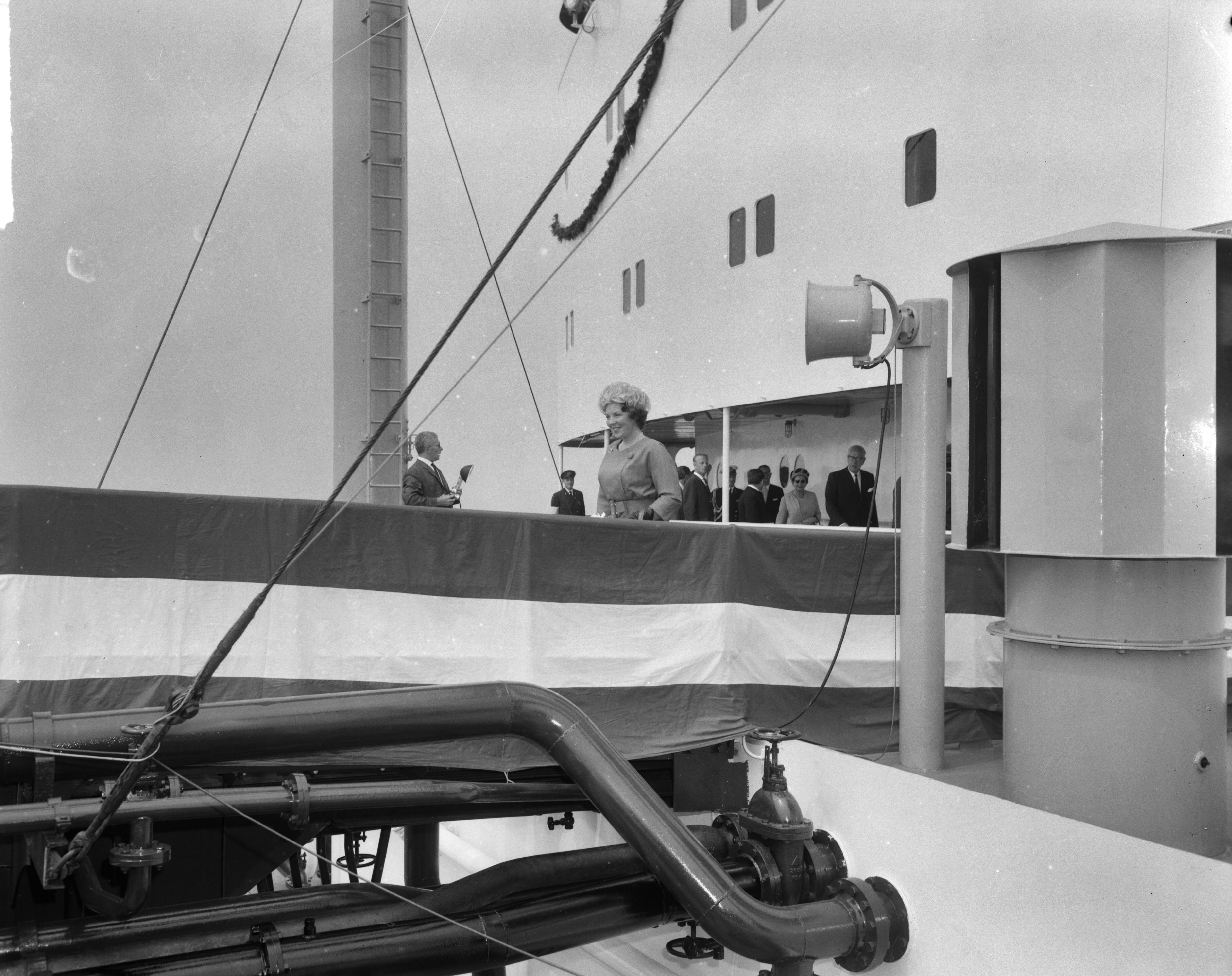 Fotocollectie Anefo — Prinses Beatrix doopte de grootste tanker "Esso Den Haag" op de Noordzee. De prinses op het dek van het schip — Foto: Bilsen, Joop van / Anefo. Licentie: Set B: Rechtenvrij / Publiek Domein. Bron: Nationaal Archief. http://hdl.handle.net/10648/aa3dc680-d0b4-102d-bcf8-003048976d84