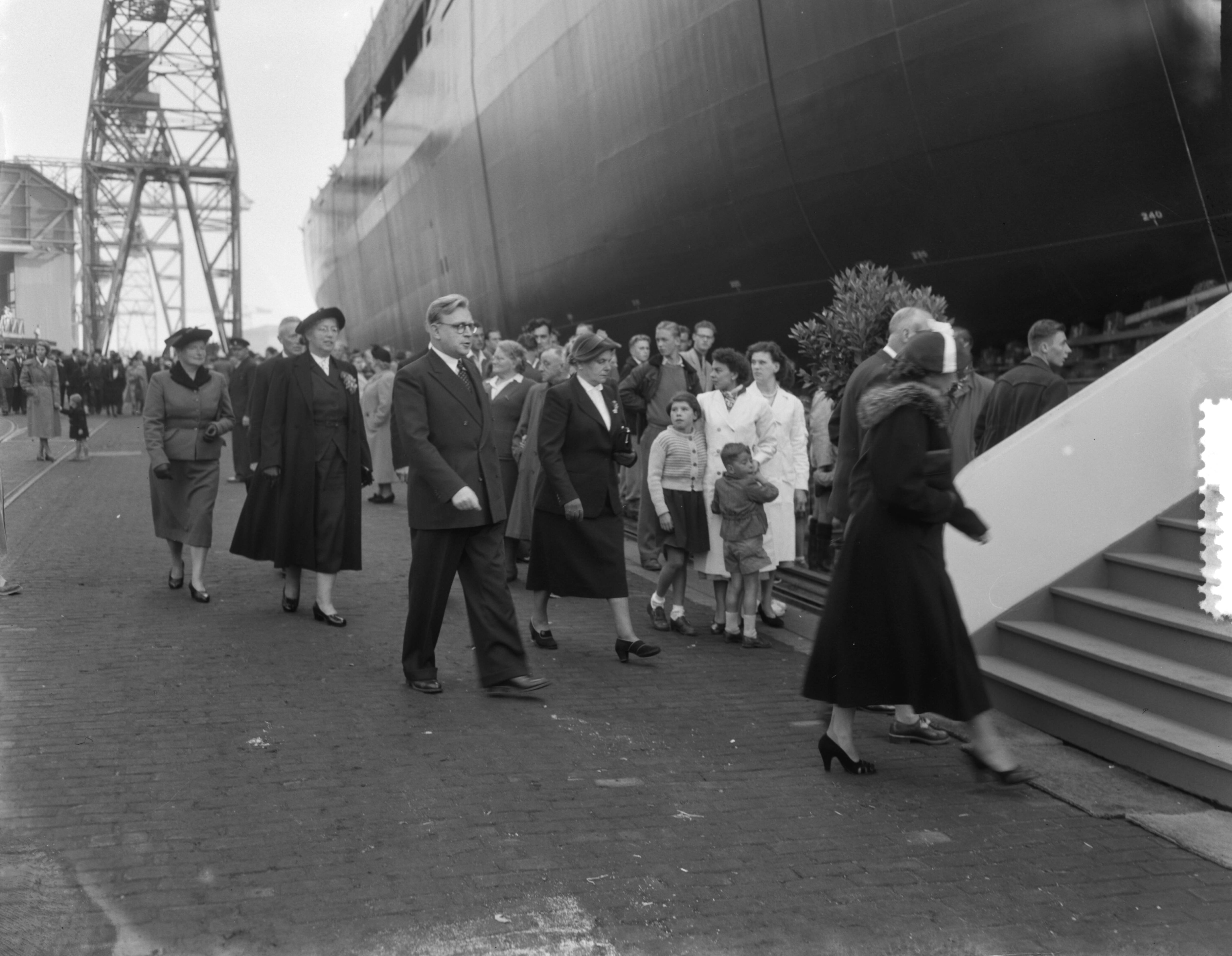 Fotocollectie Anefo — Tewaterlating vrachtschip "OGB" op de werf van N.V. Koninklijke Maatschappij "De Schelde" te Vlissingen — Foto: Duinen, G.W. van / Anefo. Licentie: Set B: Rechtenvrij / Publiek Domein. Bron: Nationaal Archief. http://hdl.handle.net/10648/a91529b0-d0b4-102d-bcf8-003048976d84