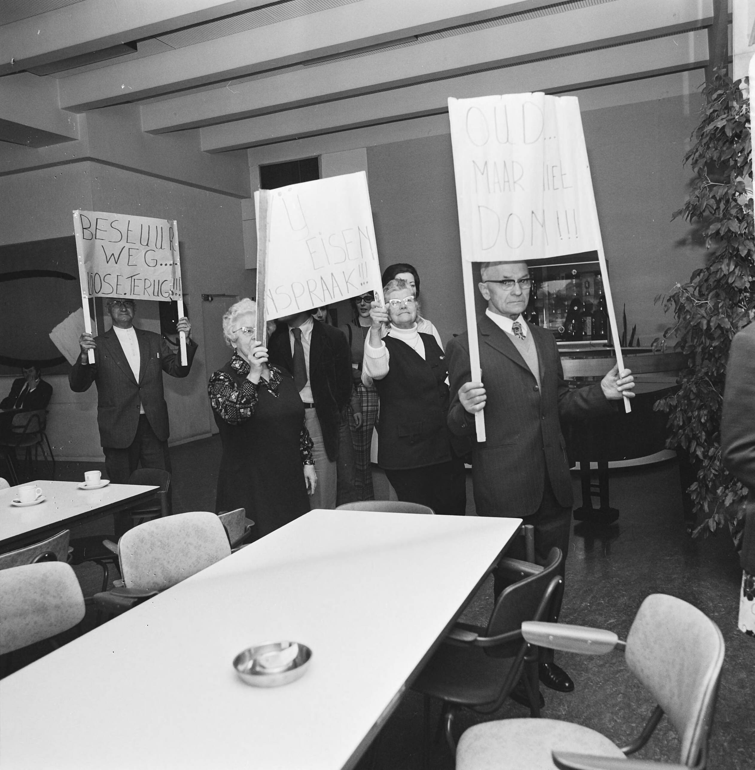 Fotocollectie Anefo — Bejaarden uit Prinsenbeek demonstreren bij Van Doorn op CRM in Rijswijk; bejaarden met spandoeken — Foto: Mieremet, Rob / Anefo. Licentie: Set B: Rechtenvrij / Publiek Domein. Bron: Nationaal Archief. http://hdl.handle.net/10648/ac497884-d0b4-102d-bcf8-003048976d84