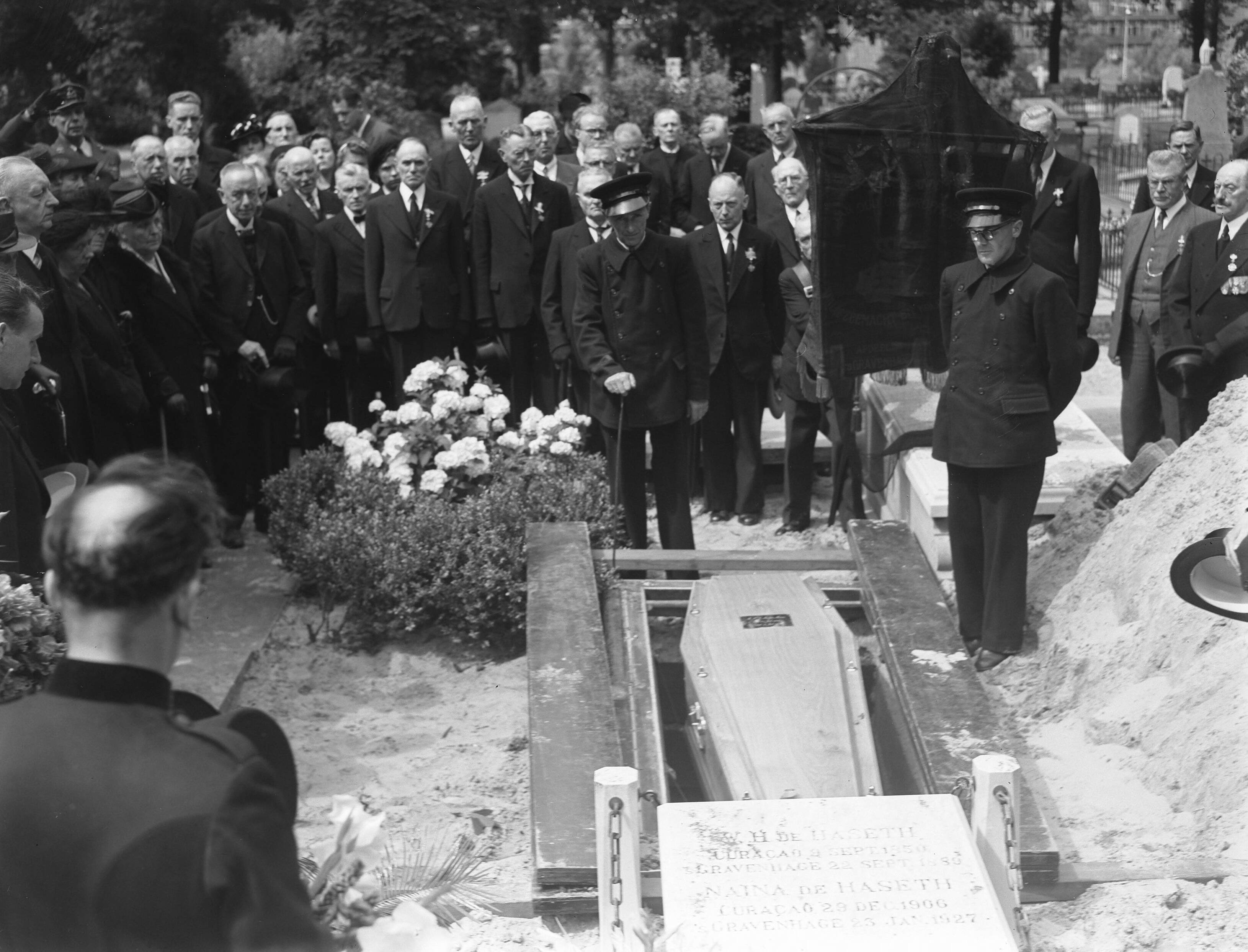 Fotocollectie Anefo — Teraardebestelling generaal b.d. Th. F.J. Muller Massis op begraafplaat Oud Eik en Duinen te Den Haag — Foto: Oorschot, […] van / Anefo. Licentie: Set B: Rechtenvrij / Publiek Domein. Bron: Nationaal Archief. http://hdl.handle.net/10648/a8b9e3d4-d0b4-102d-bcf8-003048976d84