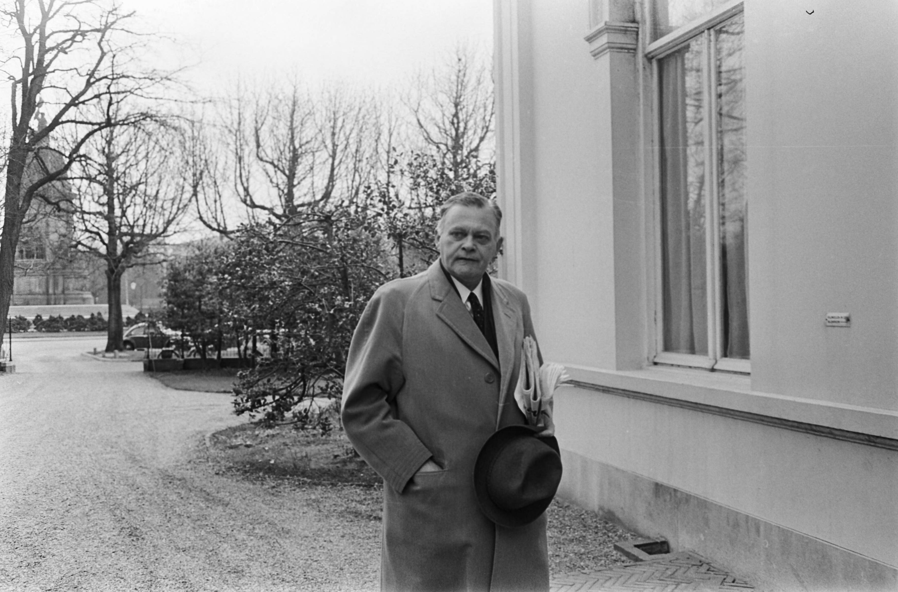 Fotocollectie Anefo — Jan Smallenbroek (ARP) wordt minister van Binnenlandse Zaken in het nieuwe kabinet-Cals — Foto: Koch, Eric / Anefo. Licentie: Set B: Rechtenvrij / Publiek Domein. Bron: Nationaal Archief. http://hdl.handle.net/10648/aa9f4b3a-d0b4-102d-bcf8-003048976d84