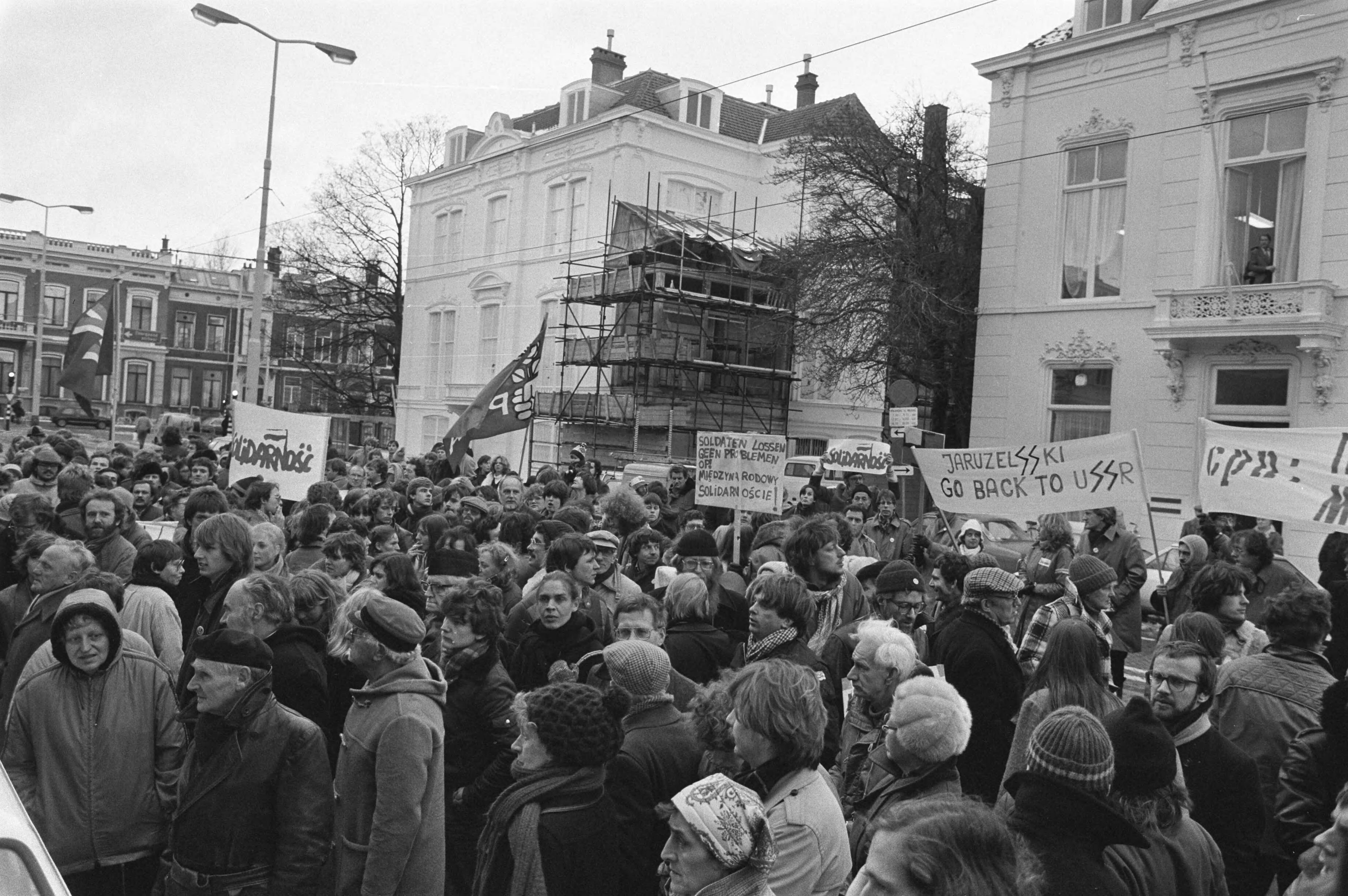 Fotocollectie Anefo — Demonstratie voor Poolse ambassade in Den Haag tegen staat van beleg in Polen. Beelden van de demonstratie — Foto: Bogaerts, Rob / Anefo. Licentie: Set B: Rechtenvrij / Publiek Domein. Bron: Nationaal Archief. http://hdl.handle.net/10648/ad0b4720-d0b4-102d-bcf8-003048976d84