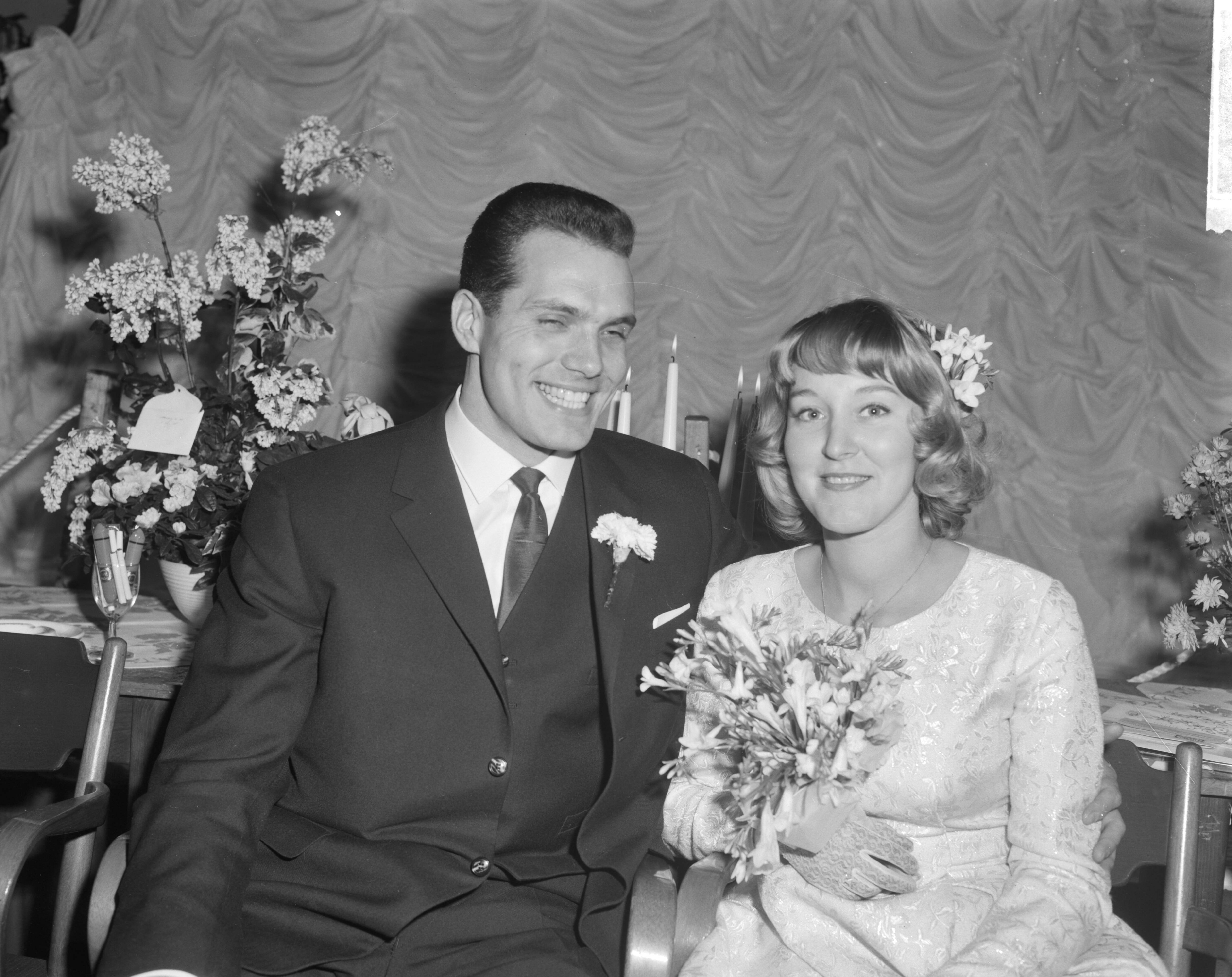 Fotocollectie Anefo — Huwelijk van atleet Eef Kamerbeek met Karin van der Wall te Maastricht — Foto: Bilsen, Joop van / Anefo. Licentie: Set B: Rechtenvrij / Publiek Domein. Bron: Nationaal Archief. http://hdl.handle.net/10648/aa2420f4-d0b4-102d-bcf8-003048976d84