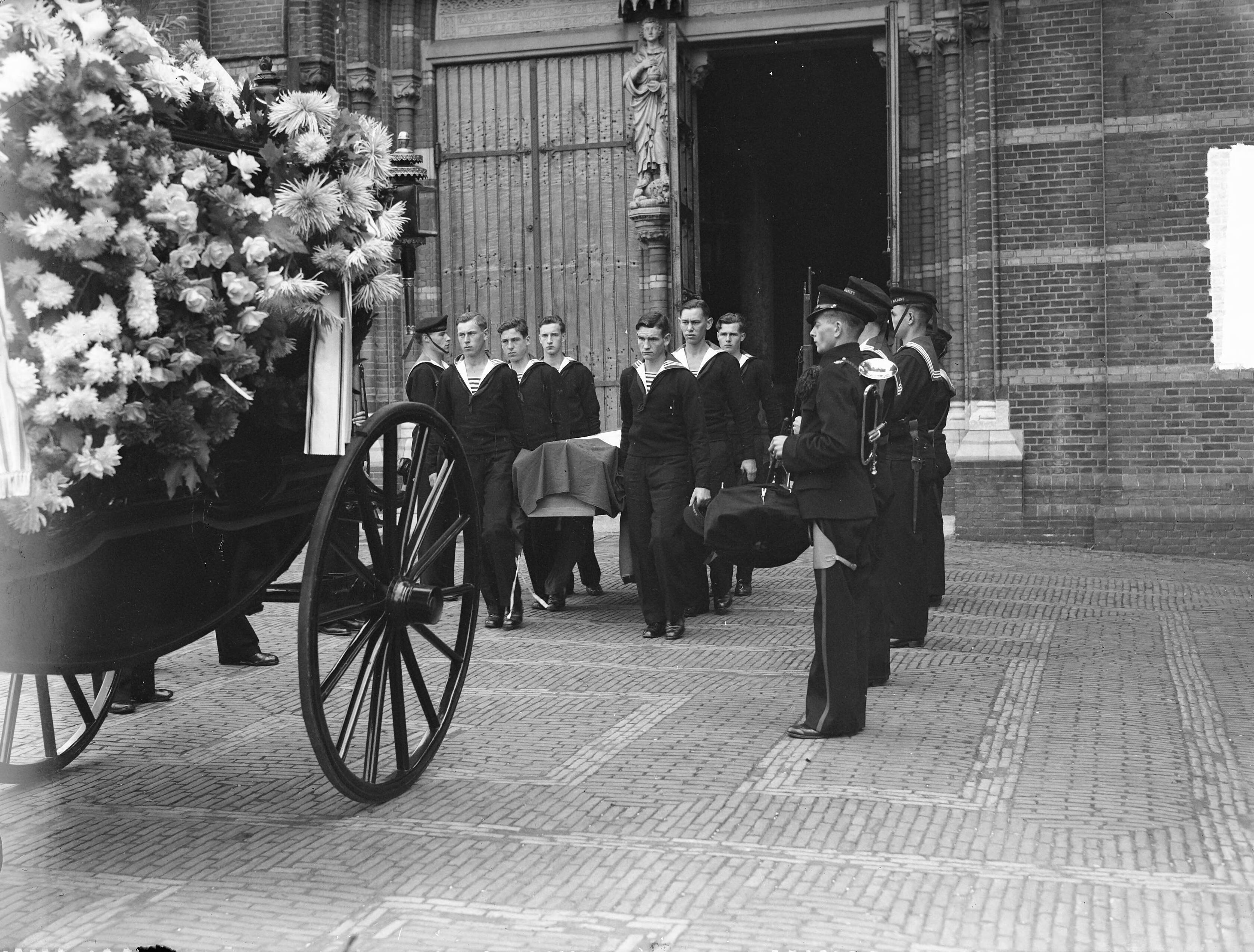 Begrafenis van leerling-vlieger Nicolai te Hilversum — Foto: Steenkamp, […] / Anefo. — Licentie: Set B: Rechtenvrij / Publiek Domein. Bron: Nationaal Archief. http://hdl.handle.net/10648/a8be17ce-d0b4-102d-bcf8-003048976d84