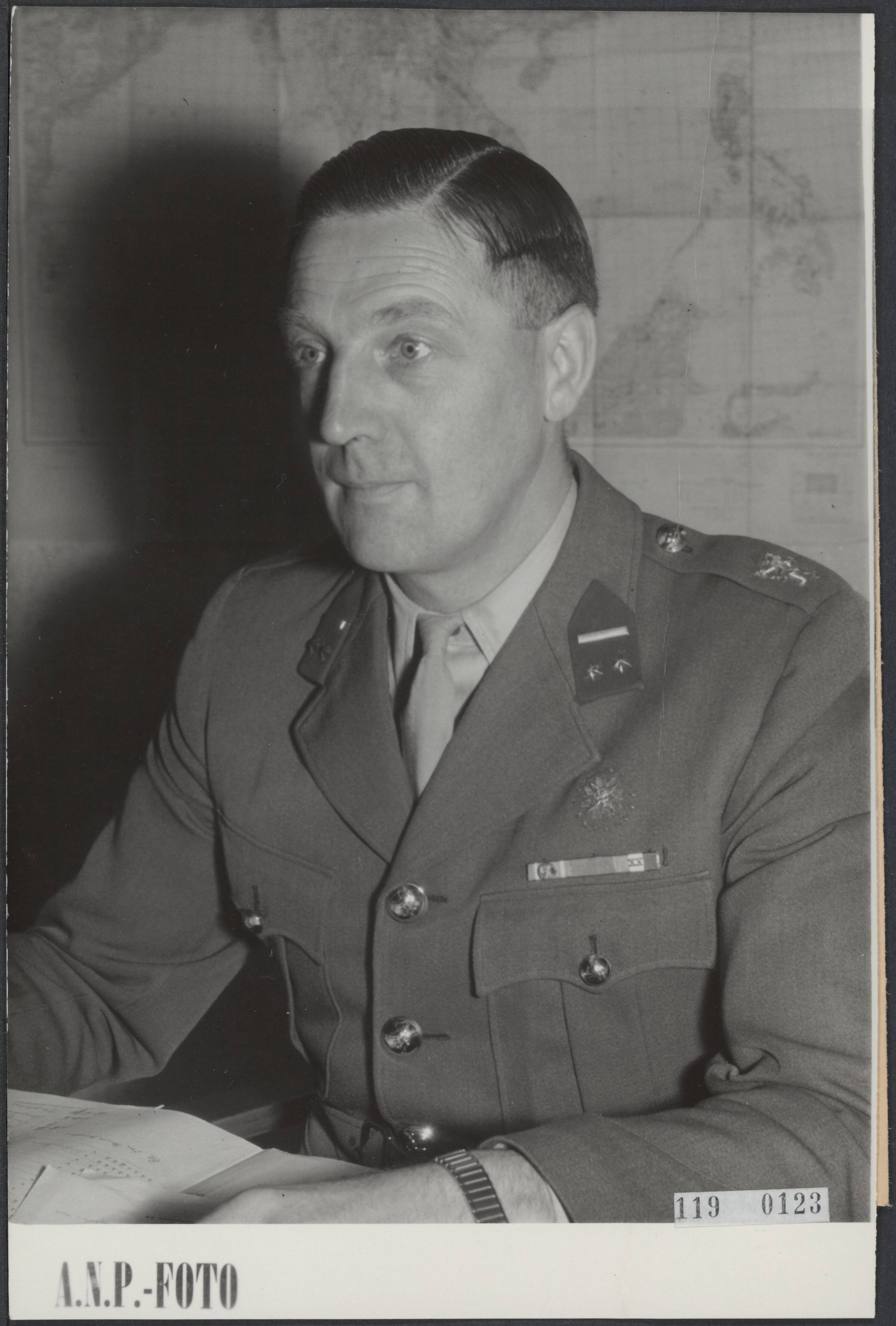 Fotocollectie Rijksvoorlichtingsdienst Eigen — Luitenant-Kolonel W. Kloppenburg is per 6 oktober 1954 benoemd tot gouverneur van de Generale staf van de Koninklijke Militaire academie te Breda. — Foto: ANP / RVD of rechtenvrij. Licentie: Set B: Rechtenvrij / Publiek Domein. Bron: Nationaal Archief. http://hdl.handle.net/10648/af1d73a8-d0b4-102d-bcf8-003048976d84